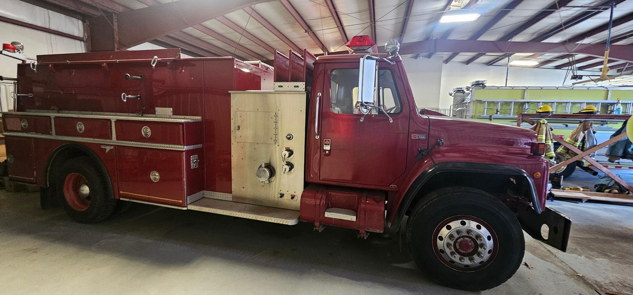 1987 International Hendrickson Tanker - image 1