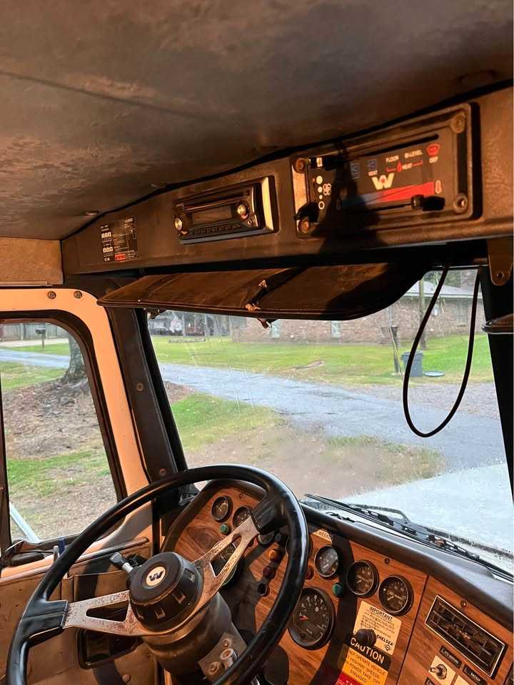 1998 Western Star 4900 Dump Truck — photo 7