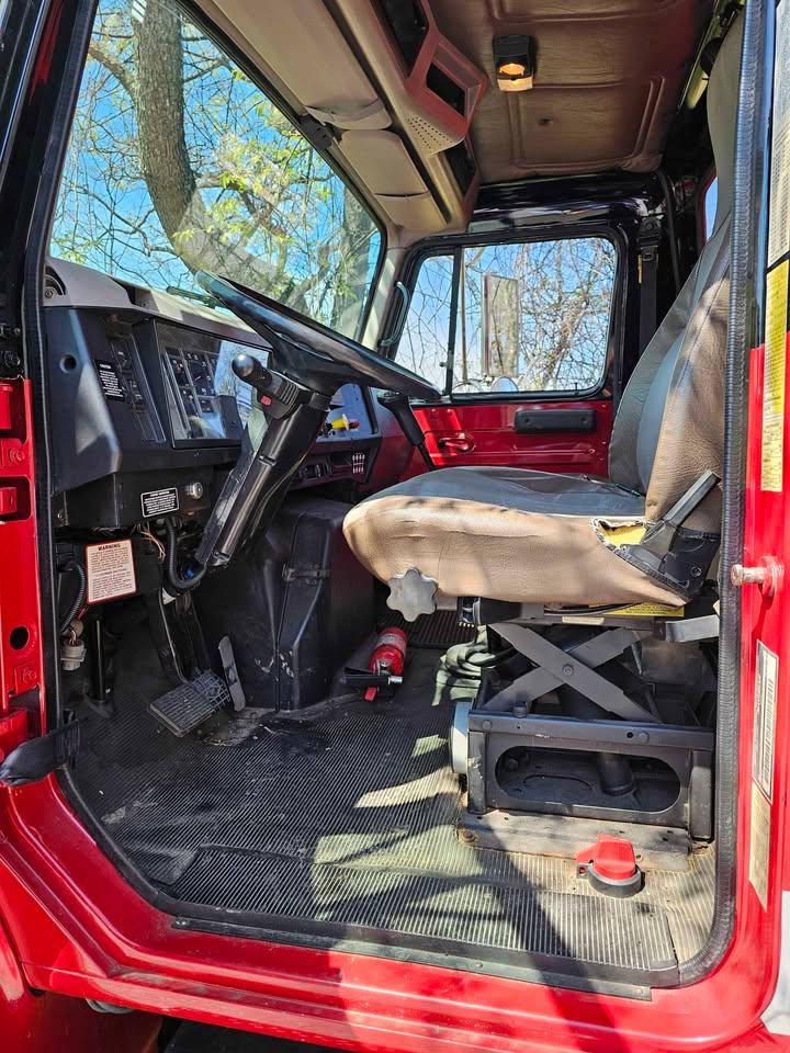 1999 International Medium Rescue - image 6