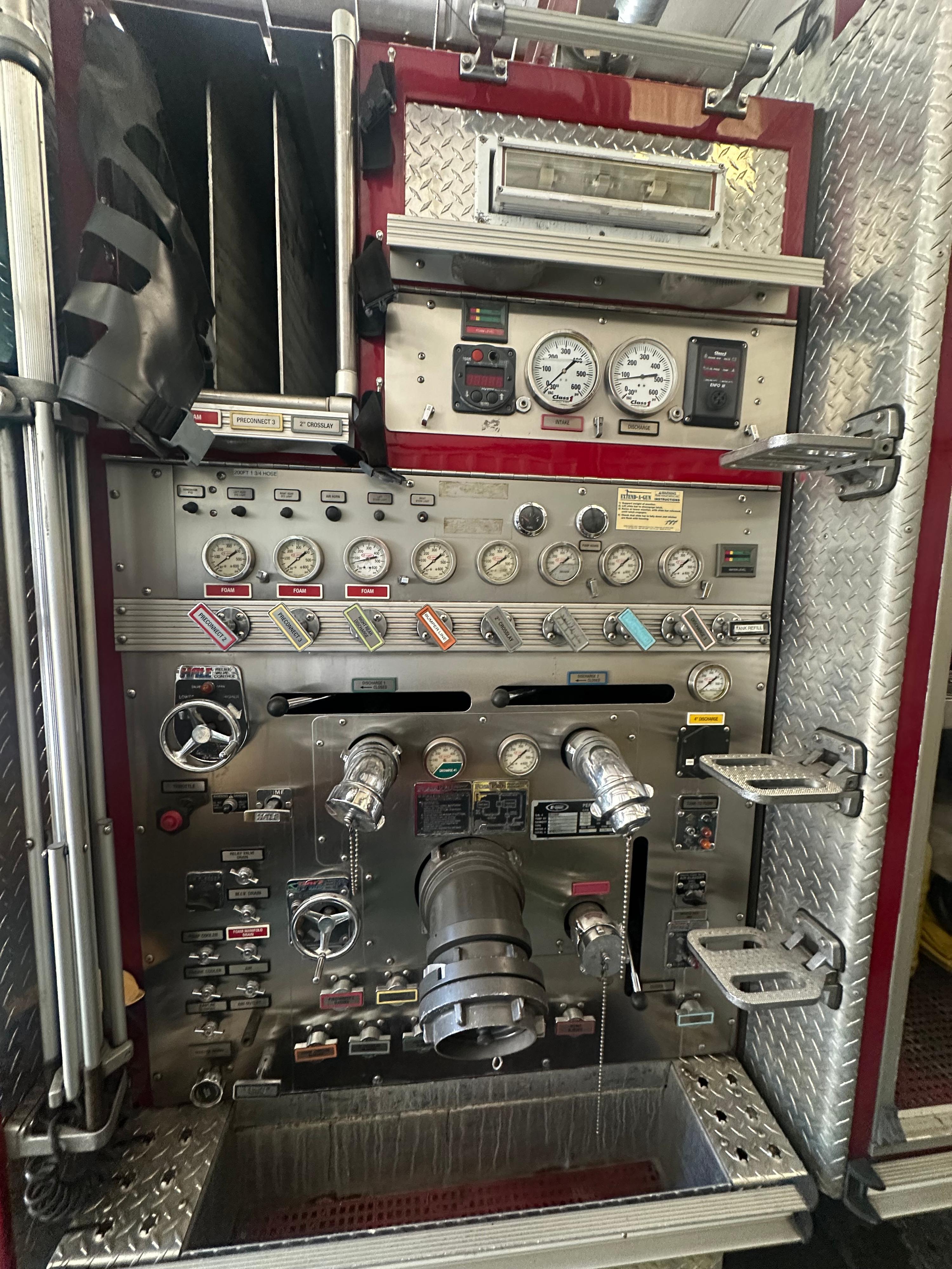 2002 E-One Typhoon Pumper - image 11