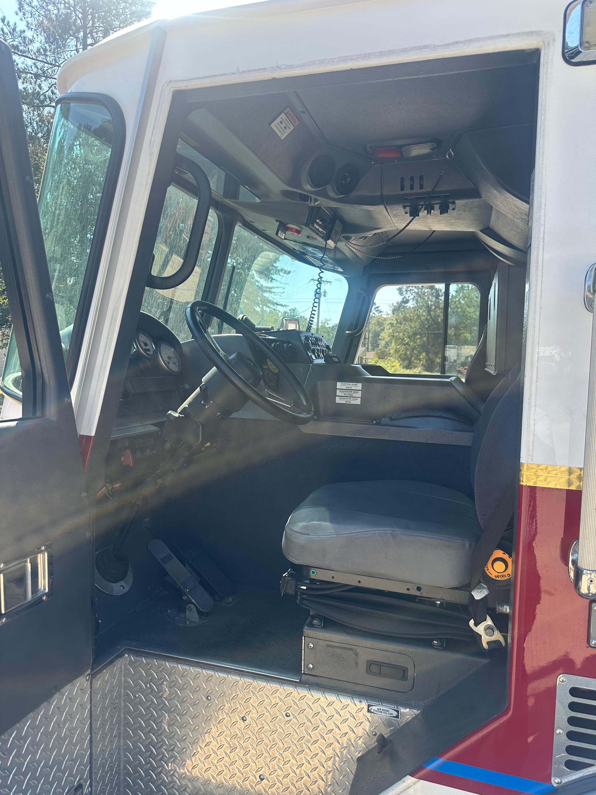 2002 E-One Typhoon Pumper - image 5