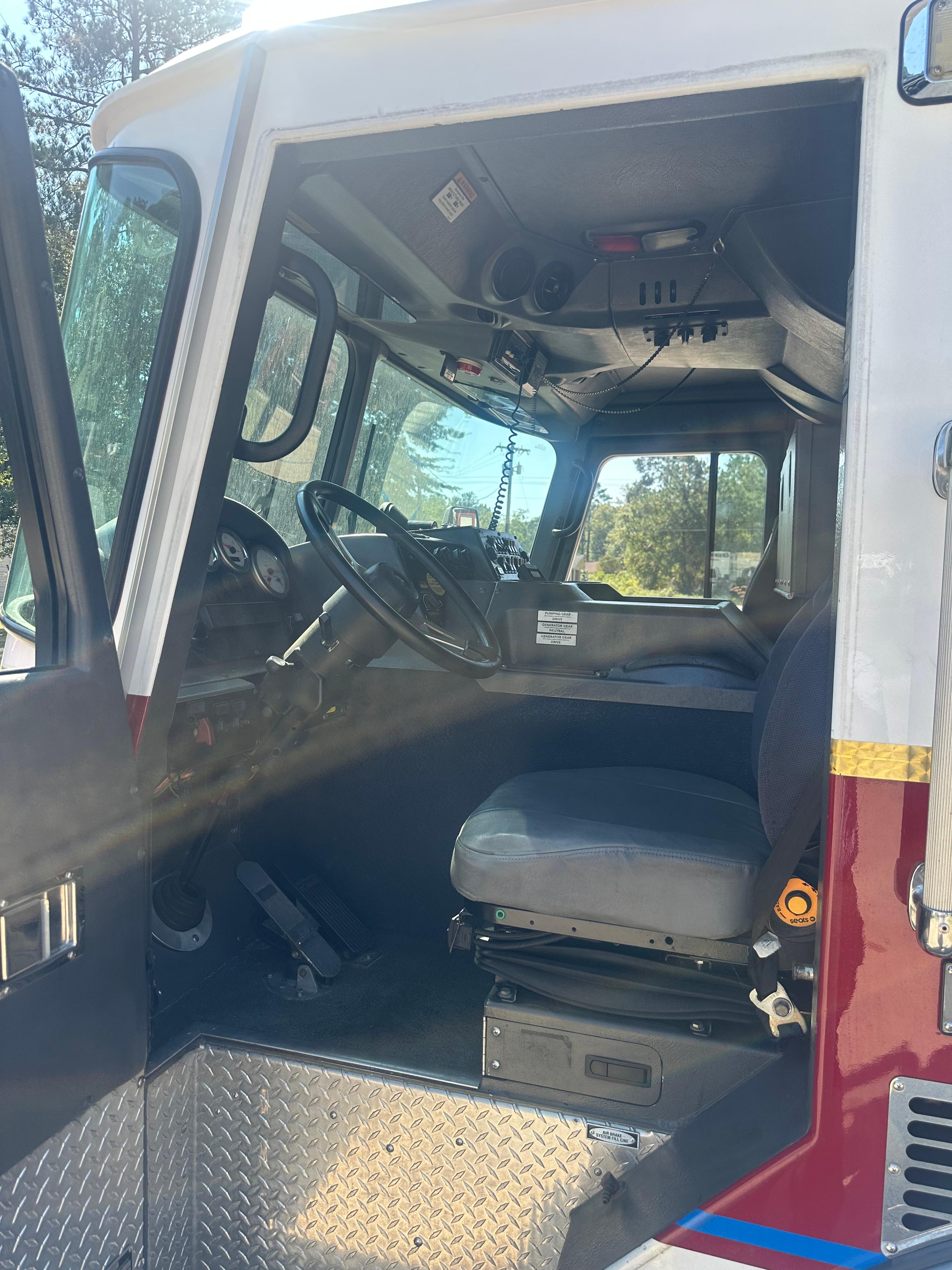 2002 E-One Typhoon Pumper - image 5