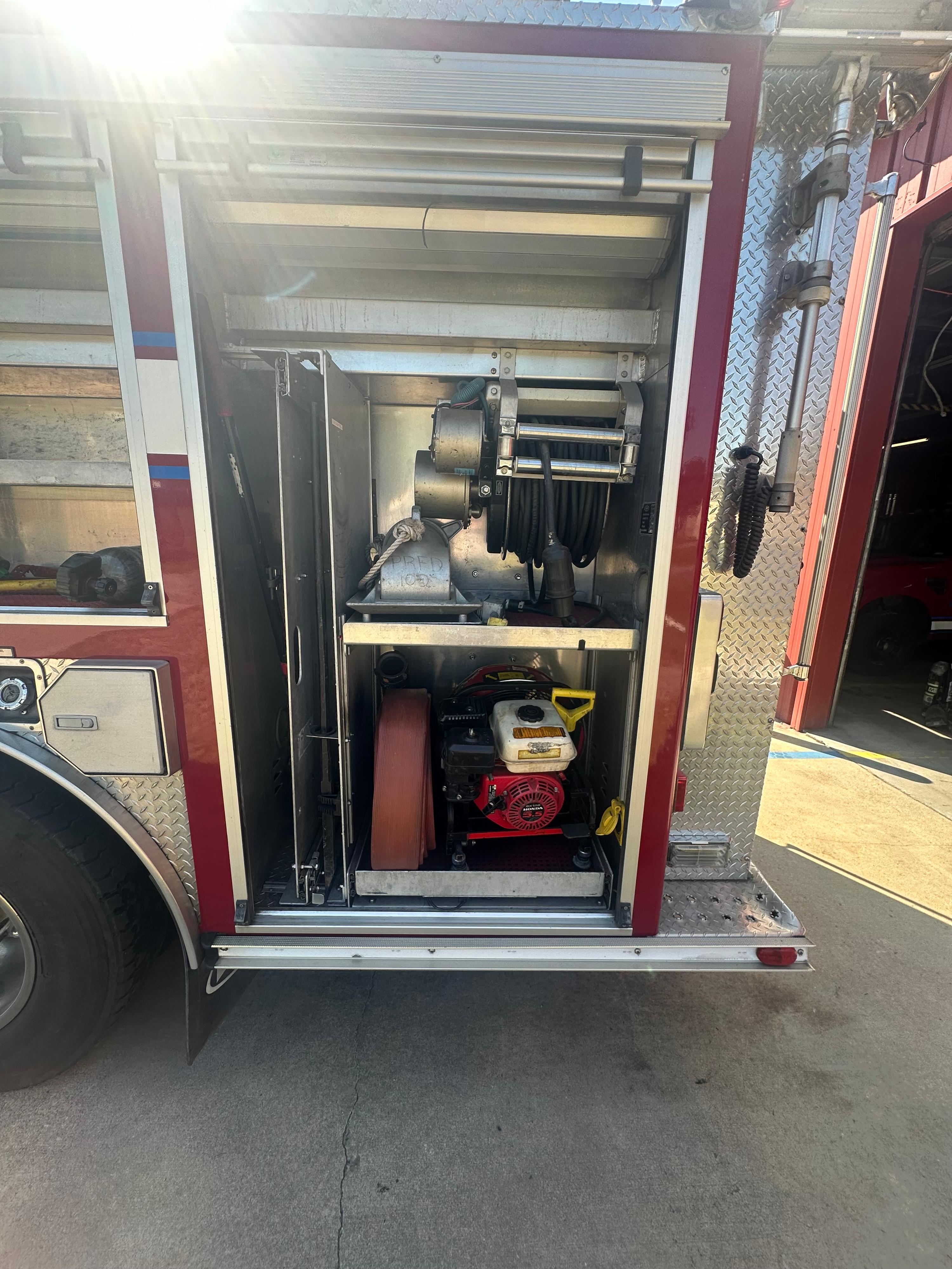 2002 E-One Typhoon Pumper - image 8