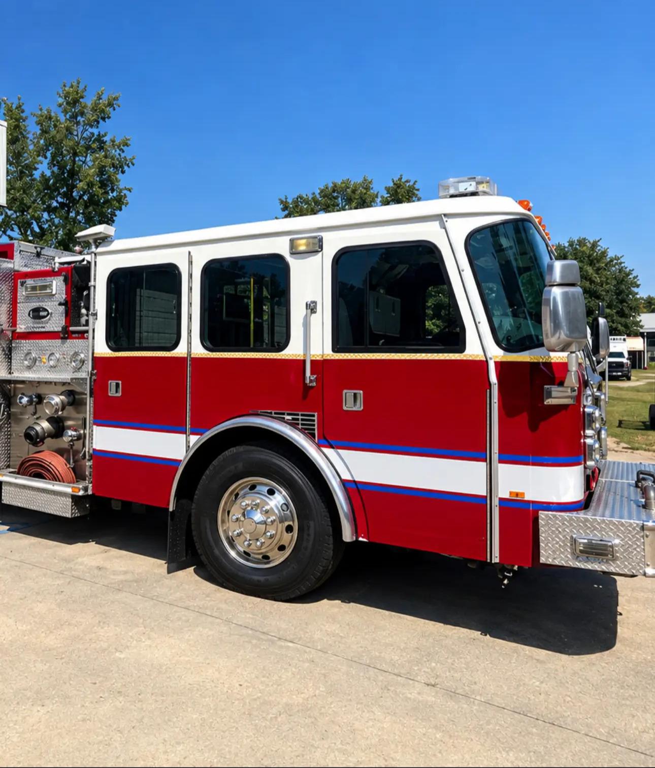 2002 E-One Typhoon Pumper - image 1