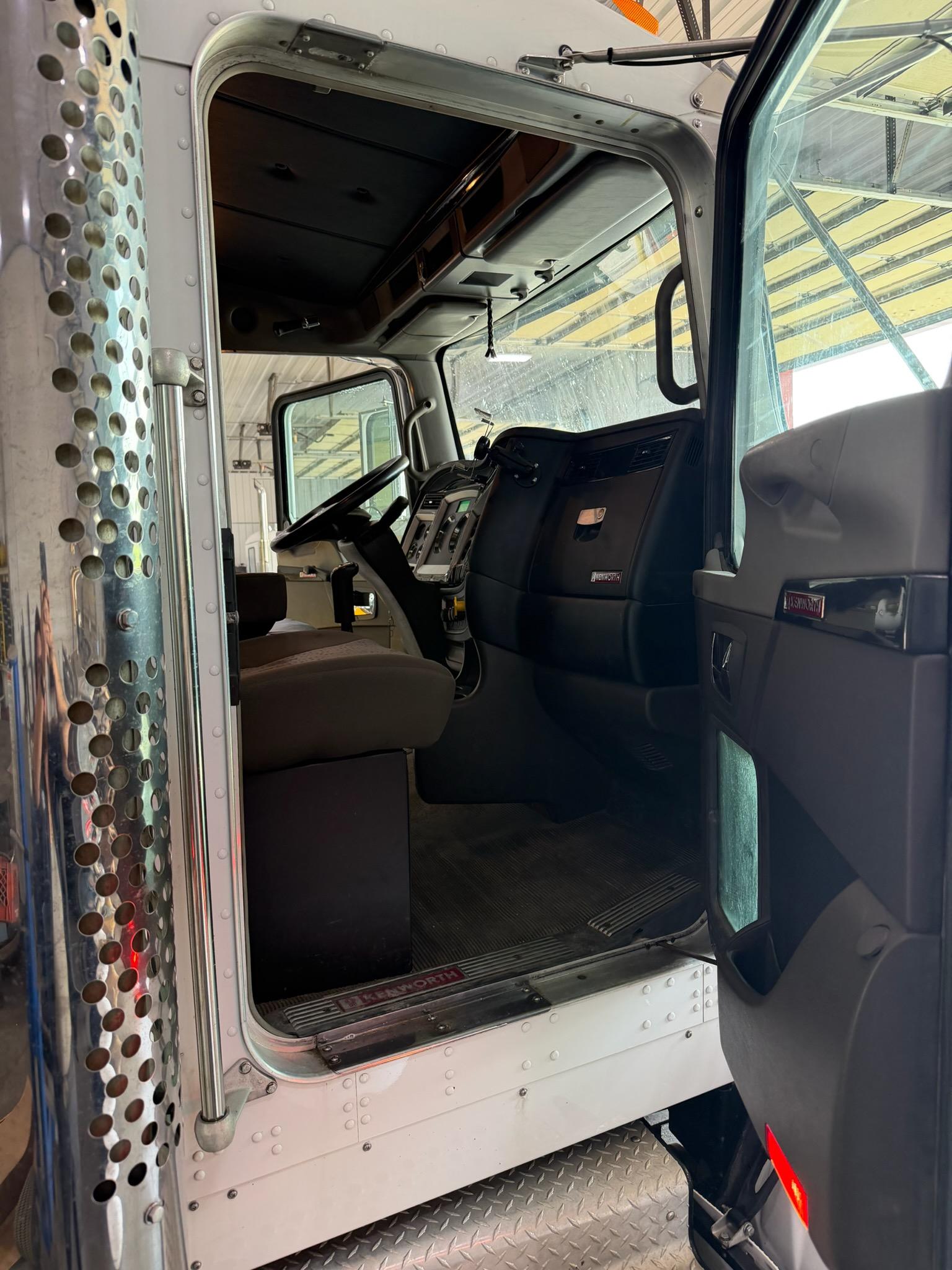 2019 Kenworth T800 Day Cab - image 8