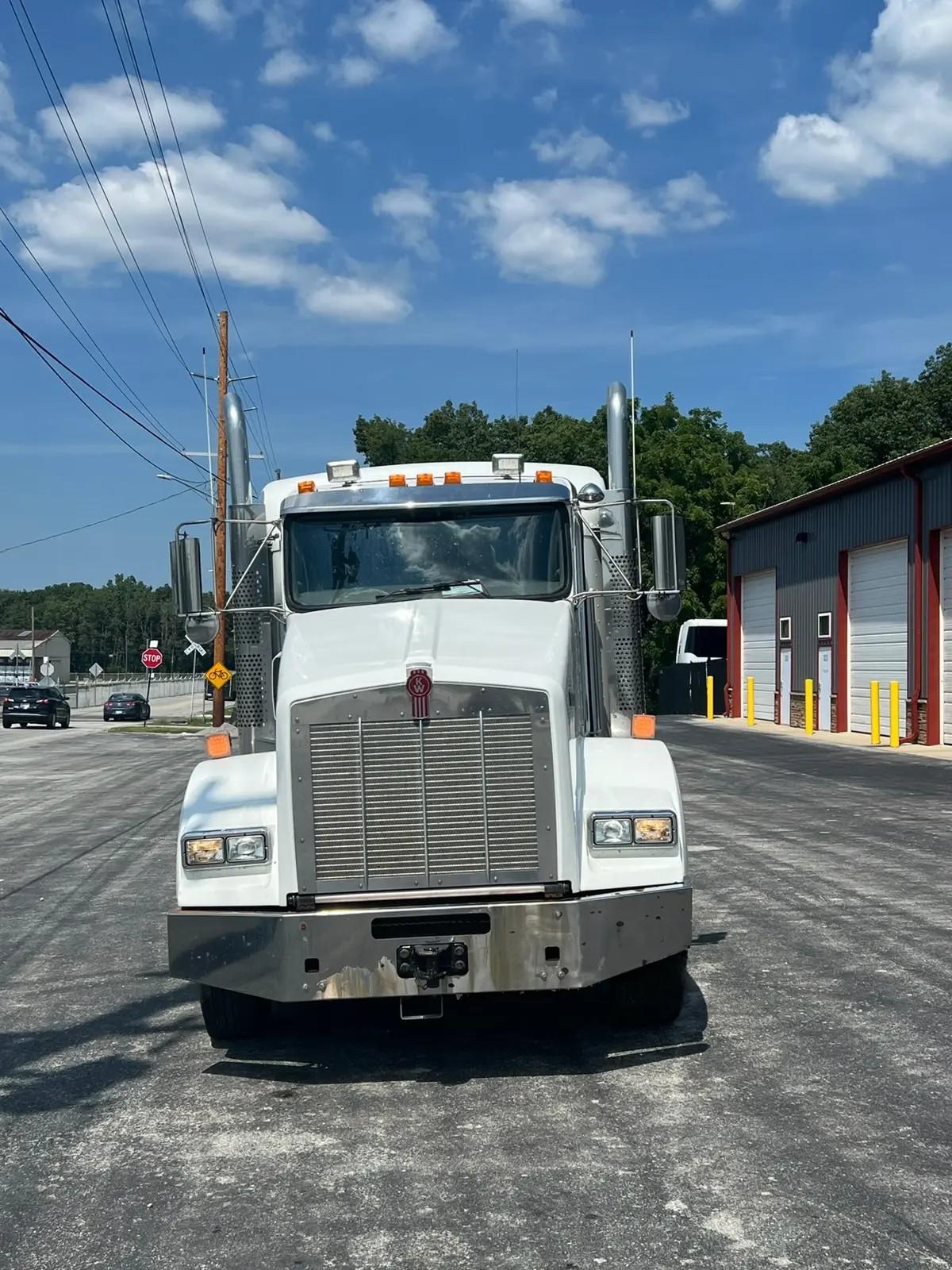 2019 Kenworth T800 Day Cab - image 2