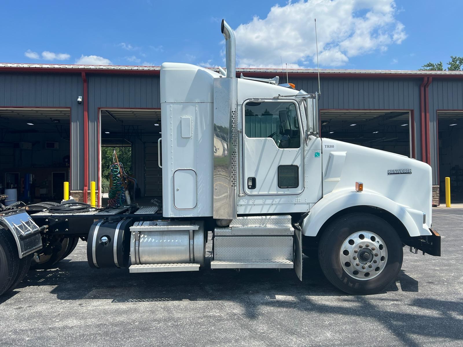 2019 Kenworth T800 Day Cab - image 3