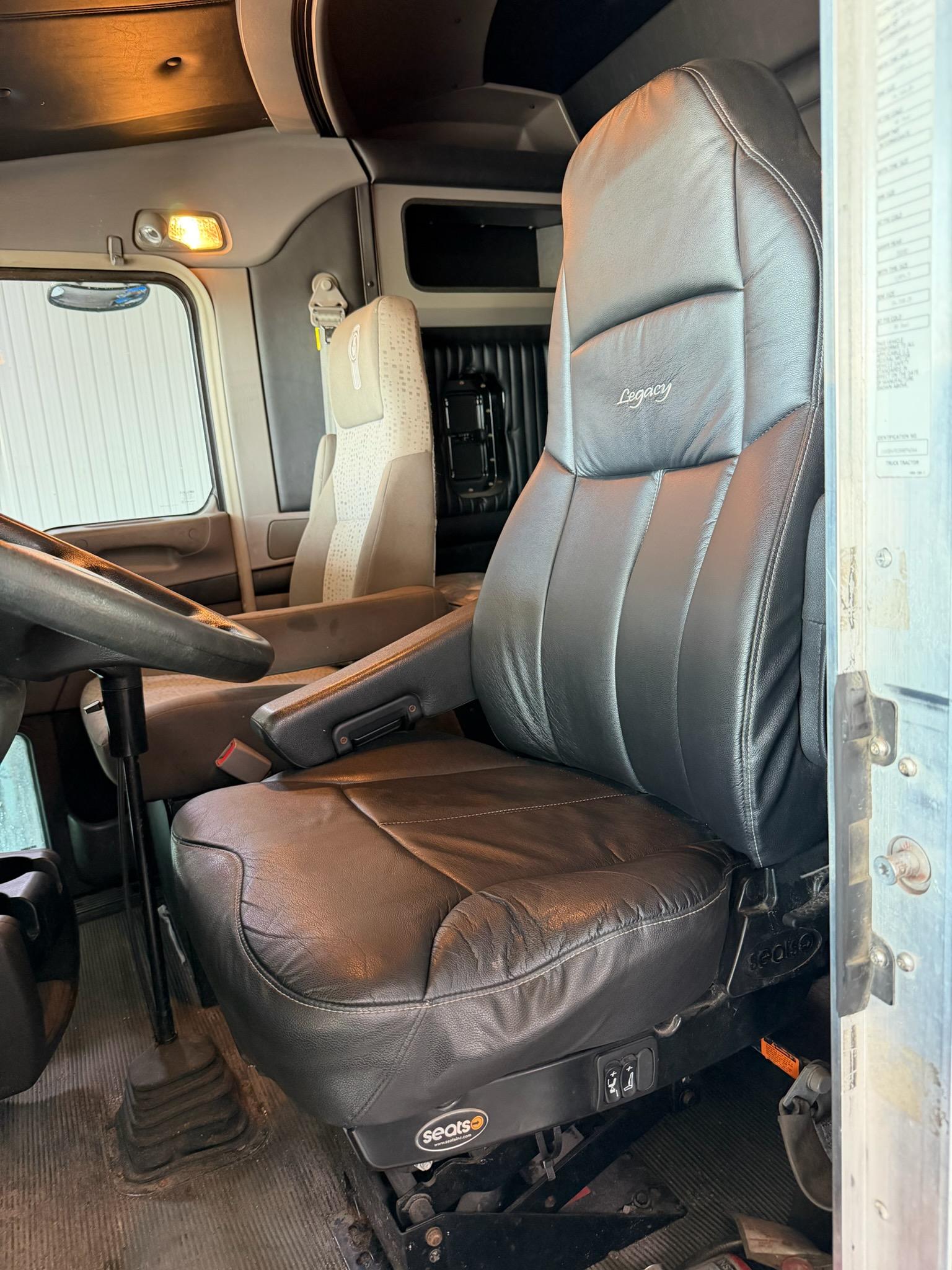 2019 Kenworth T800 Day Cab - image 9