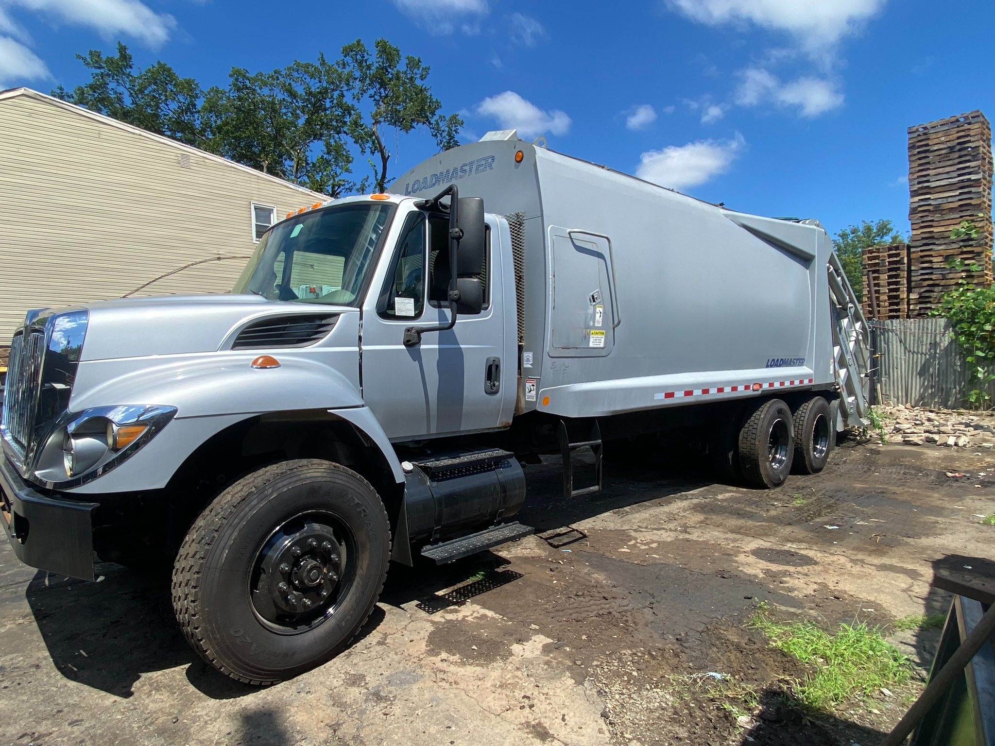 2015 International Loadmaster Rear Loader - image 2