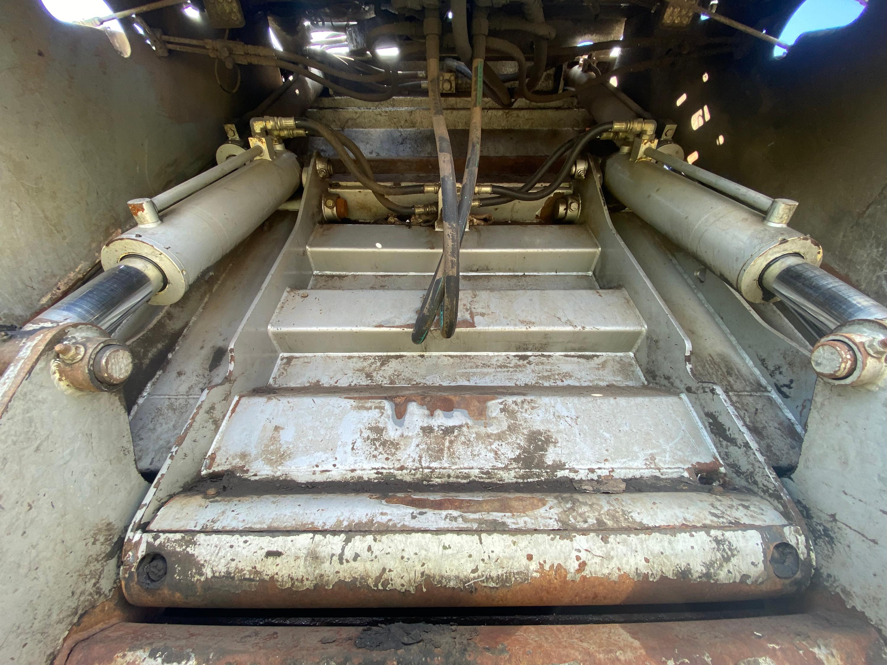 2015 International Loadmaster Rear Loader - image 29