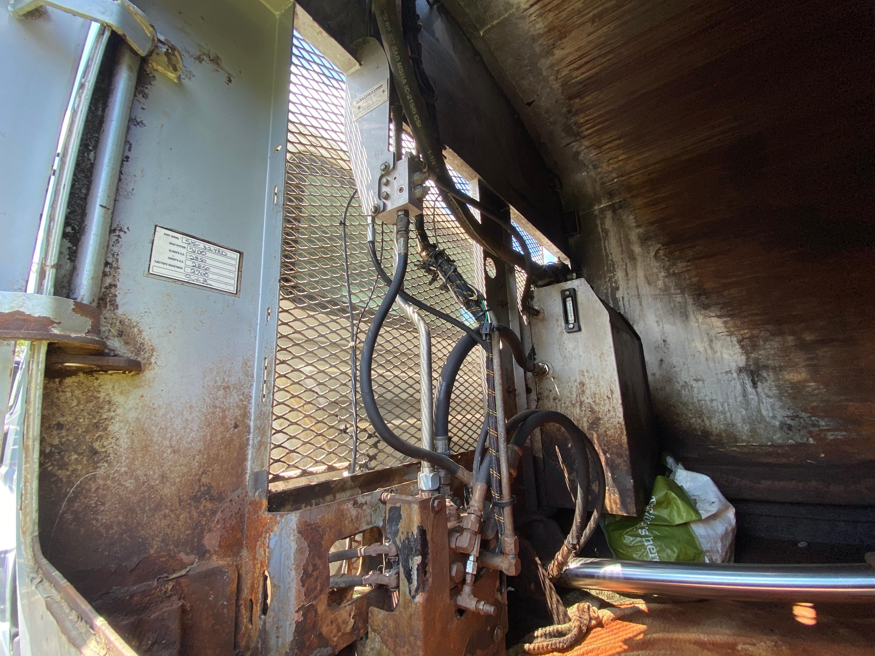 2015 International Loadmaster Rear Loader - image 14