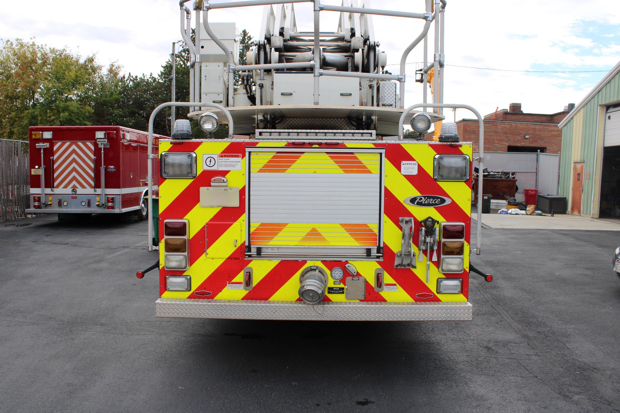 2010 Pierce Arrow XT 100' Rear Mount Platform - image 3