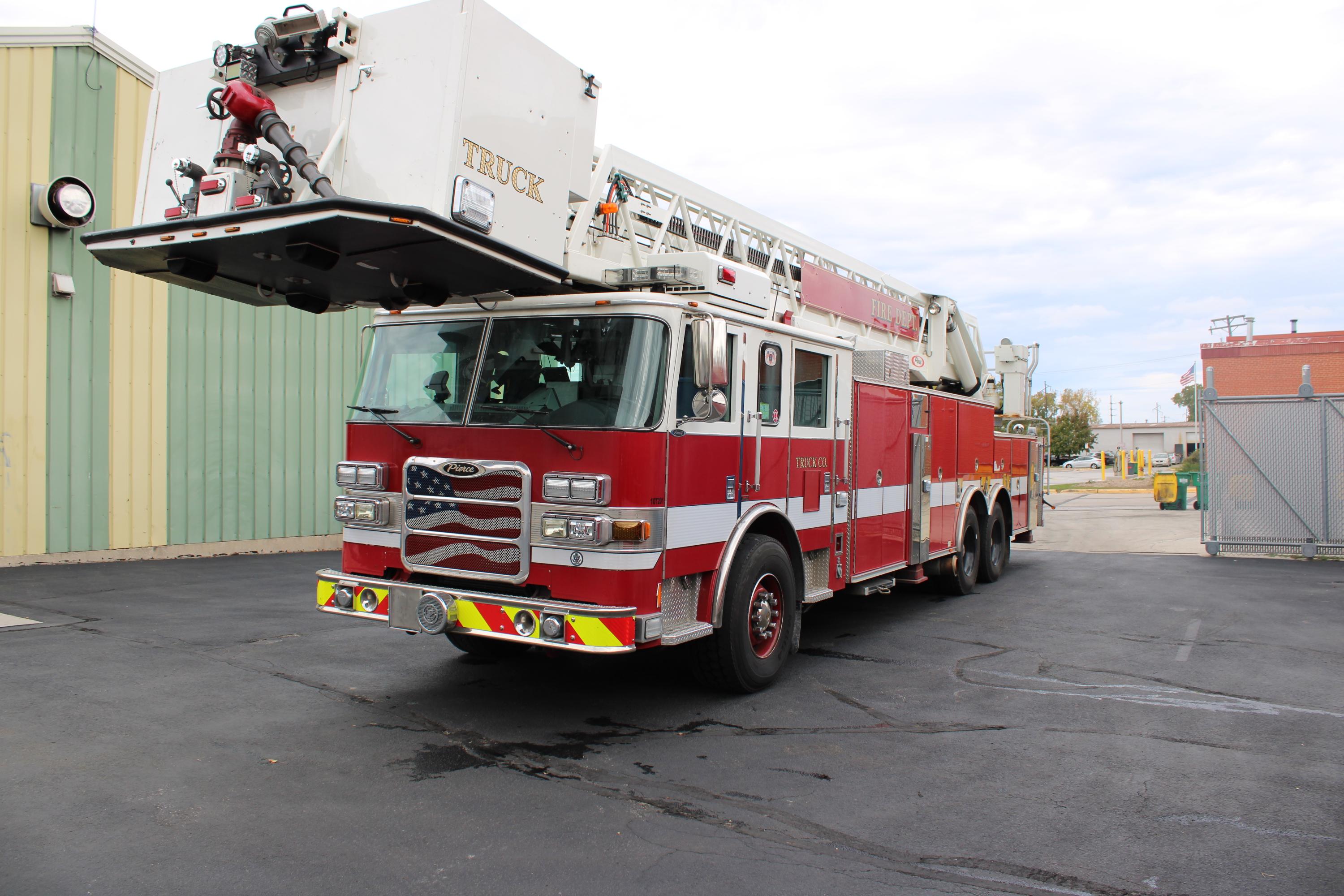 2010 Pierce Arrow XT 100' Rear Mount Platform - image 2