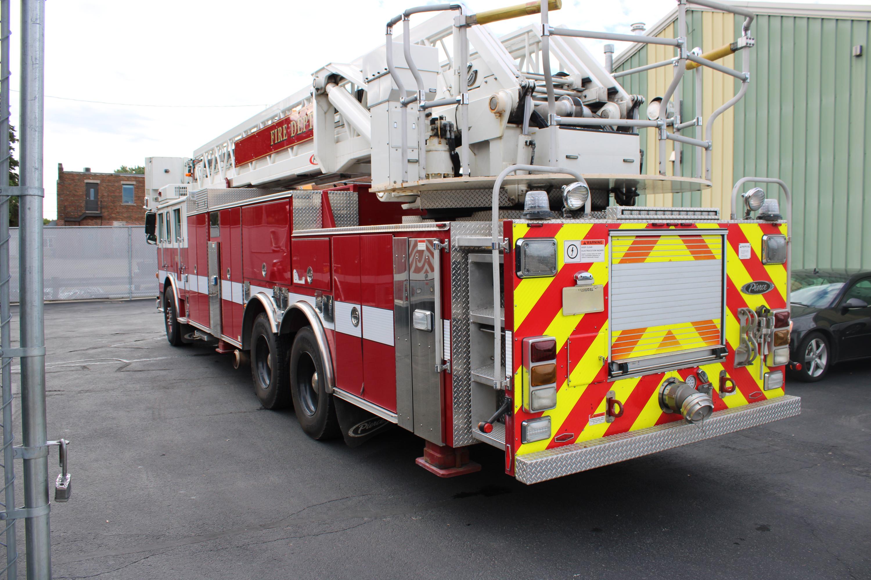 2010 Pierce Arrow XT 100' Rear Mount Platform - image 4