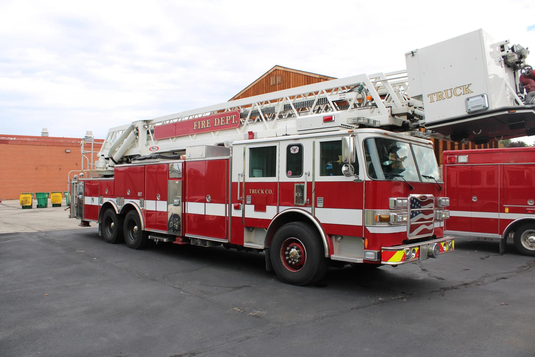 2010 Pierce Arrow XT 100' Rear Mount Platform - image 1
