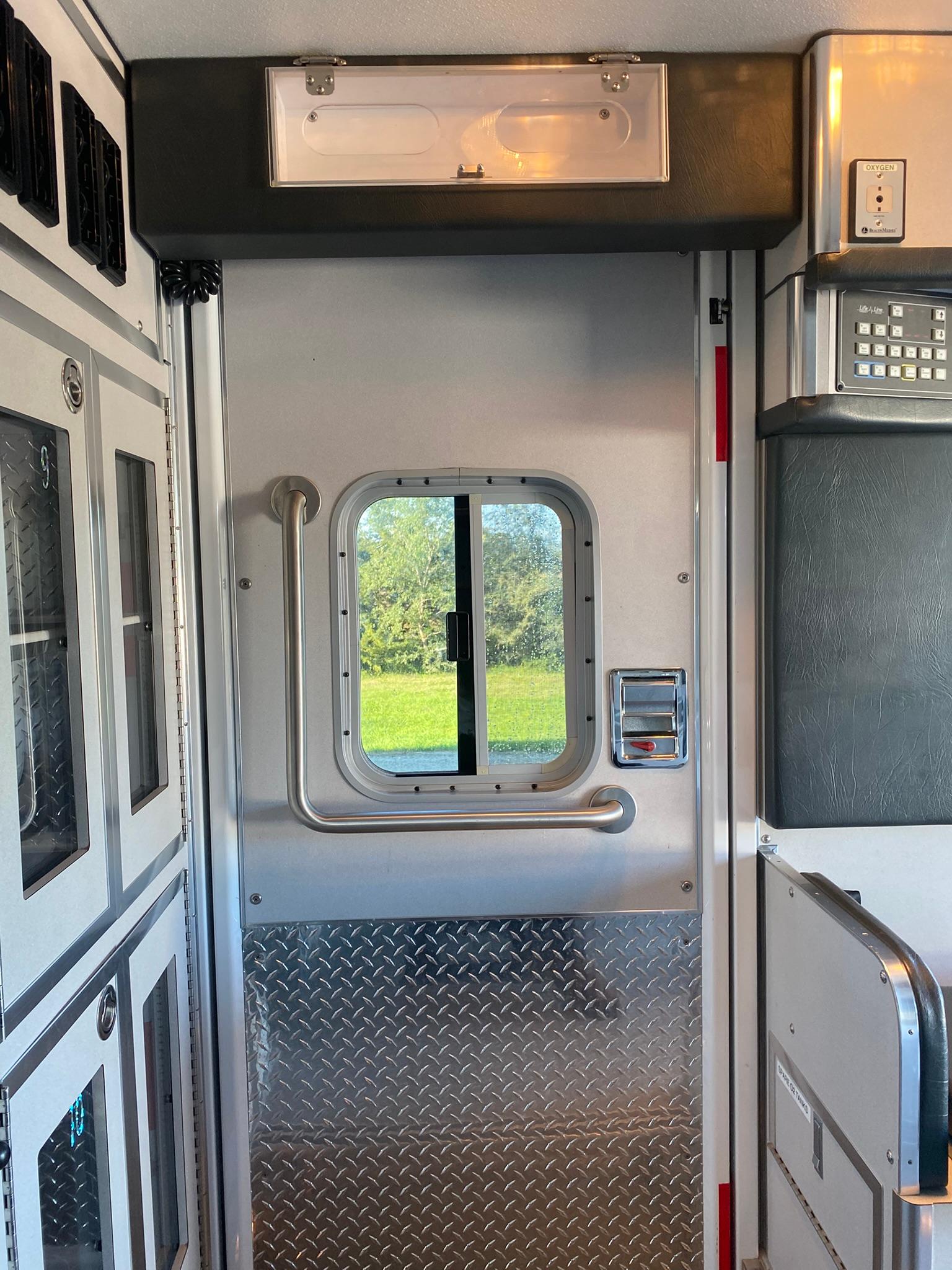2003 LifeLine Ford Type III Ambulance - image 27