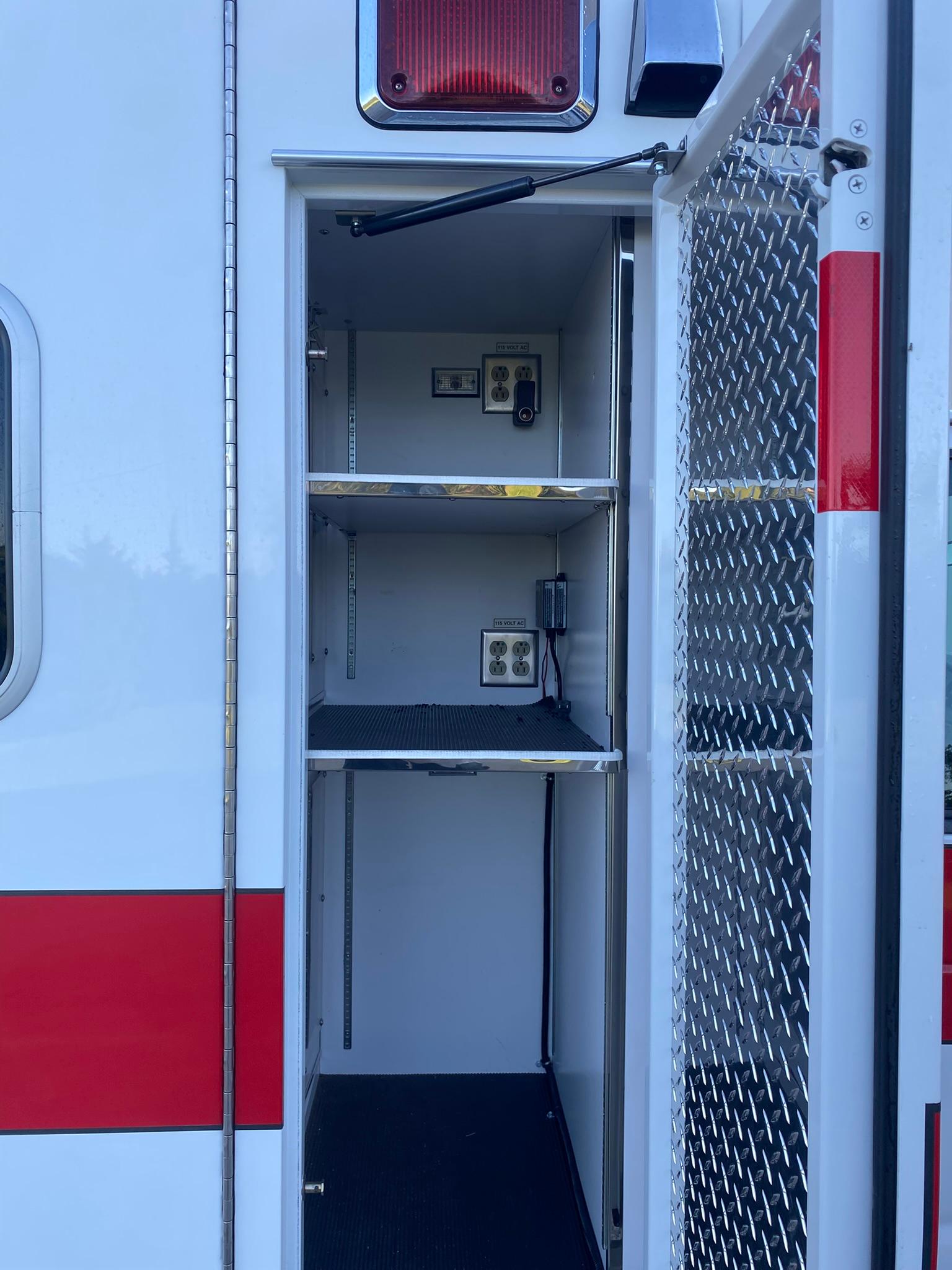 2003 LifeLine Ford Type III Ambulance - image 41