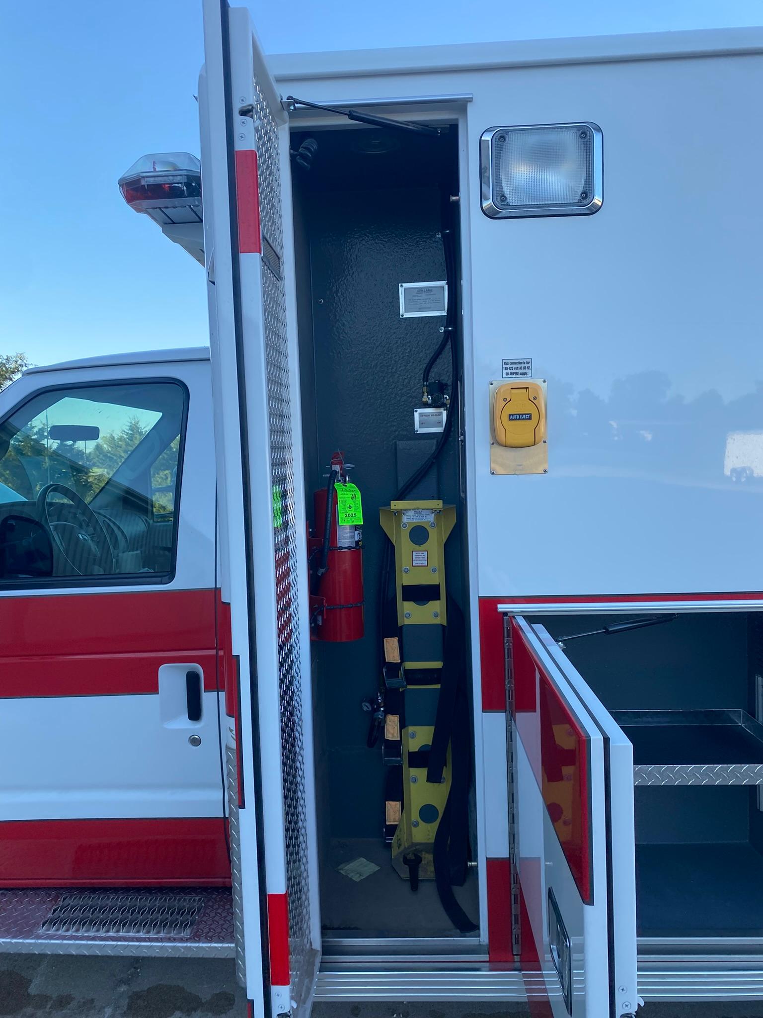 2003 LifeLine Ford Type III Ambulance - image 7