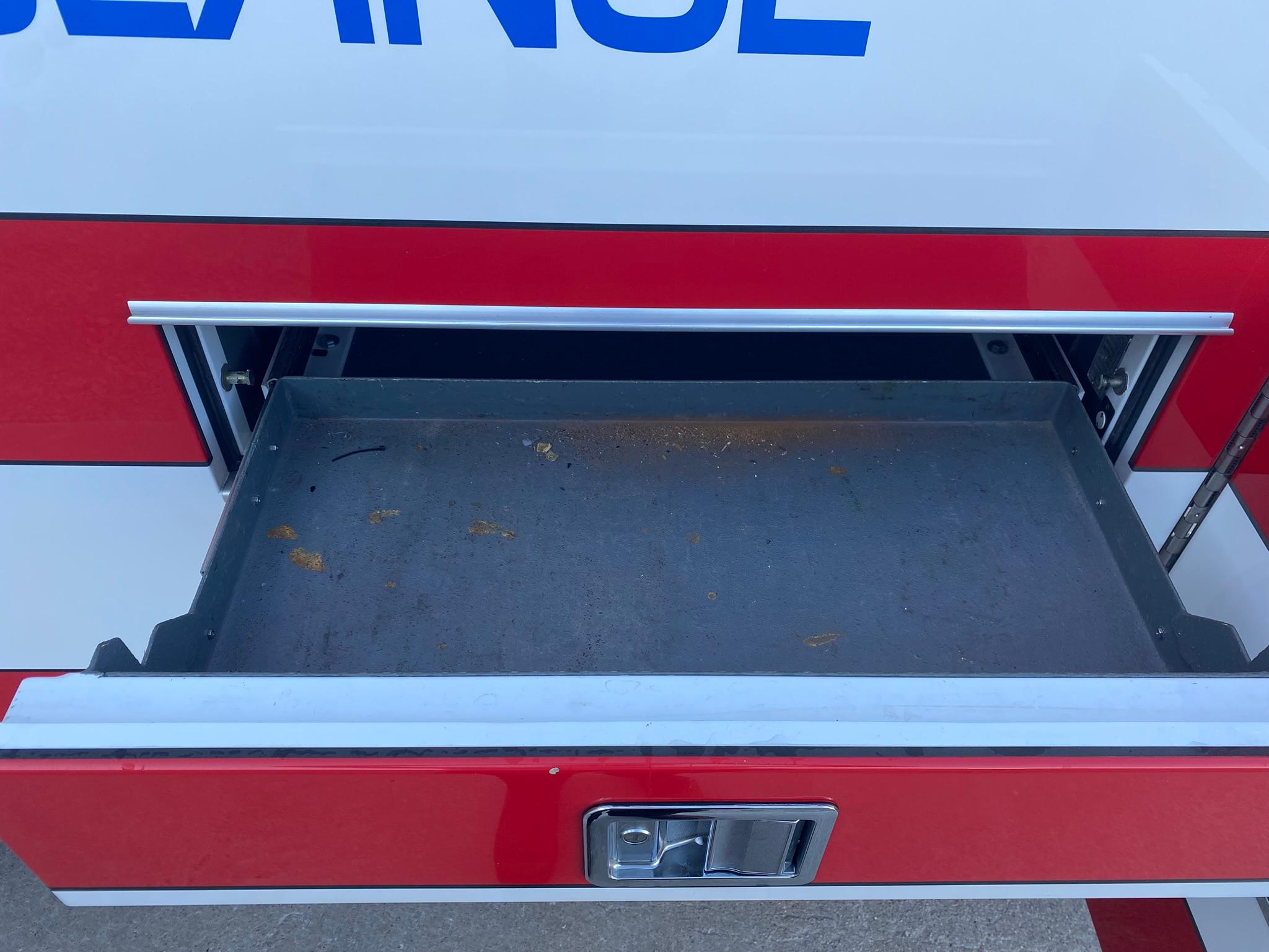 2003 LifeLine Ford Type III Ambulance - image 40