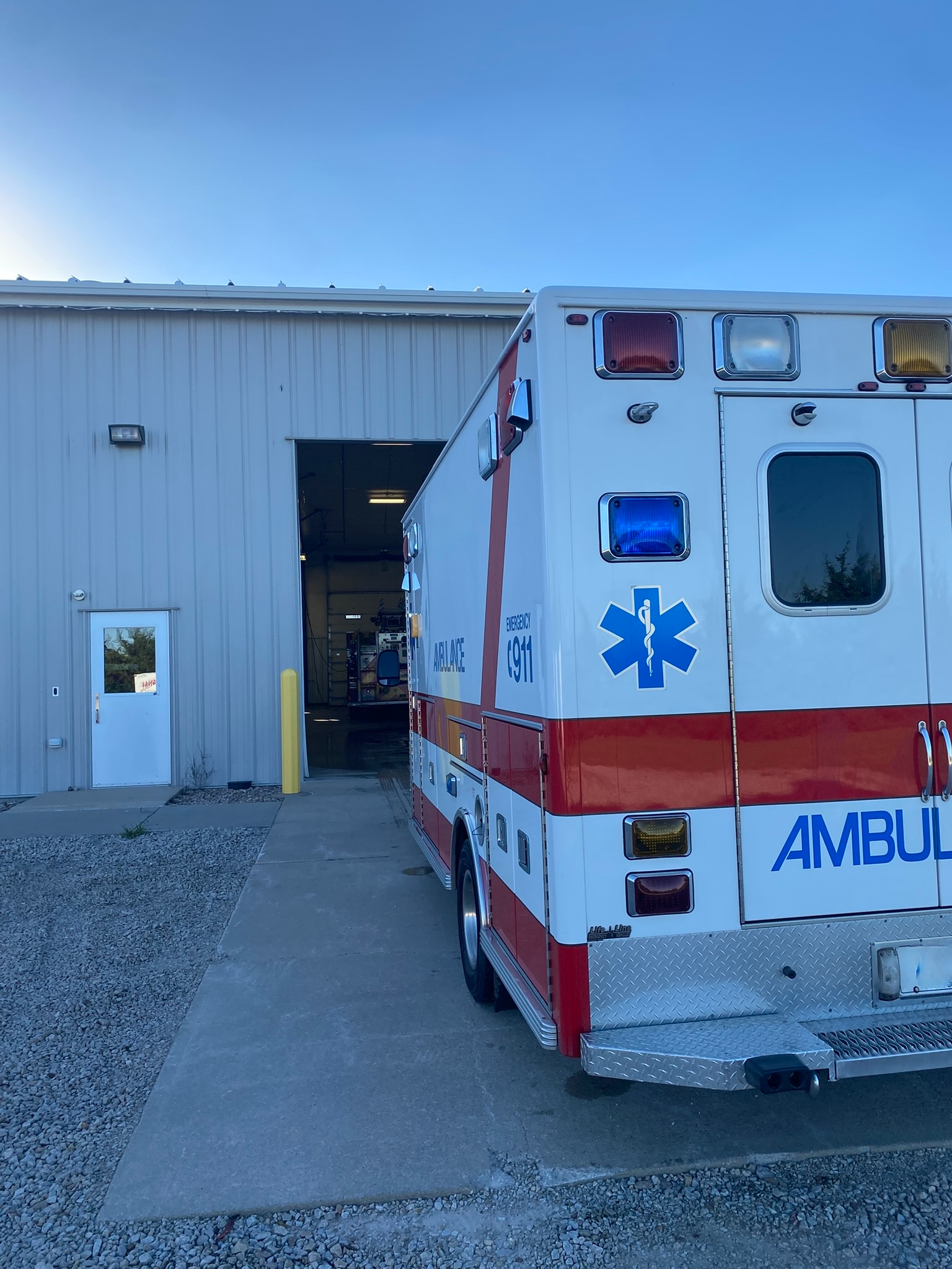 2003 LifeLine Ford Type III Ambulance - image 10