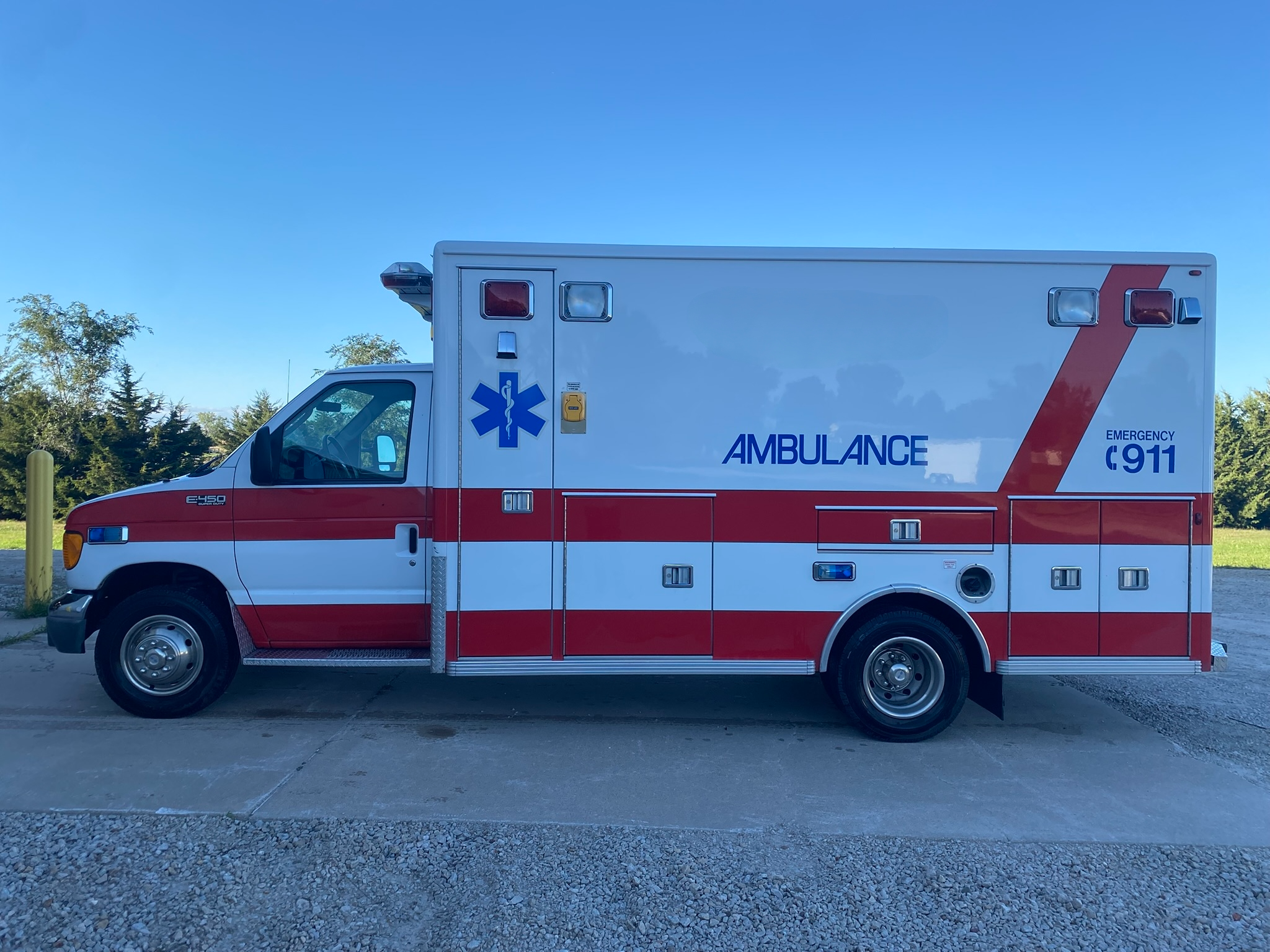 2003 LifeLine Ford Type III Ambulance - image 5