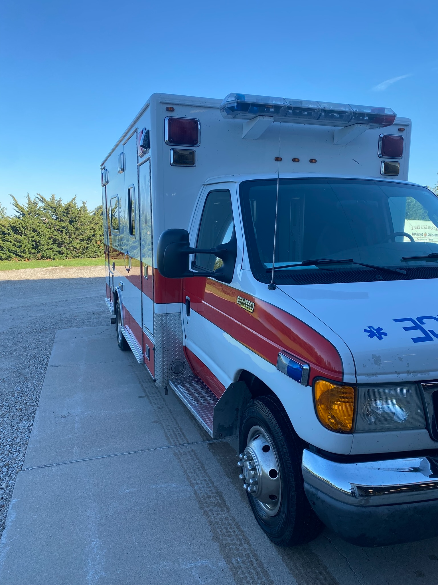 2003 LifeLine Ford Type III Ambulance - image 3