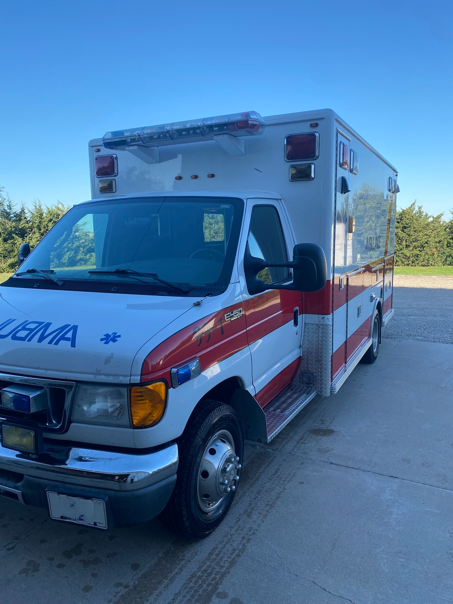 2003 LifeLine Ford Type III Ambulance - image 1