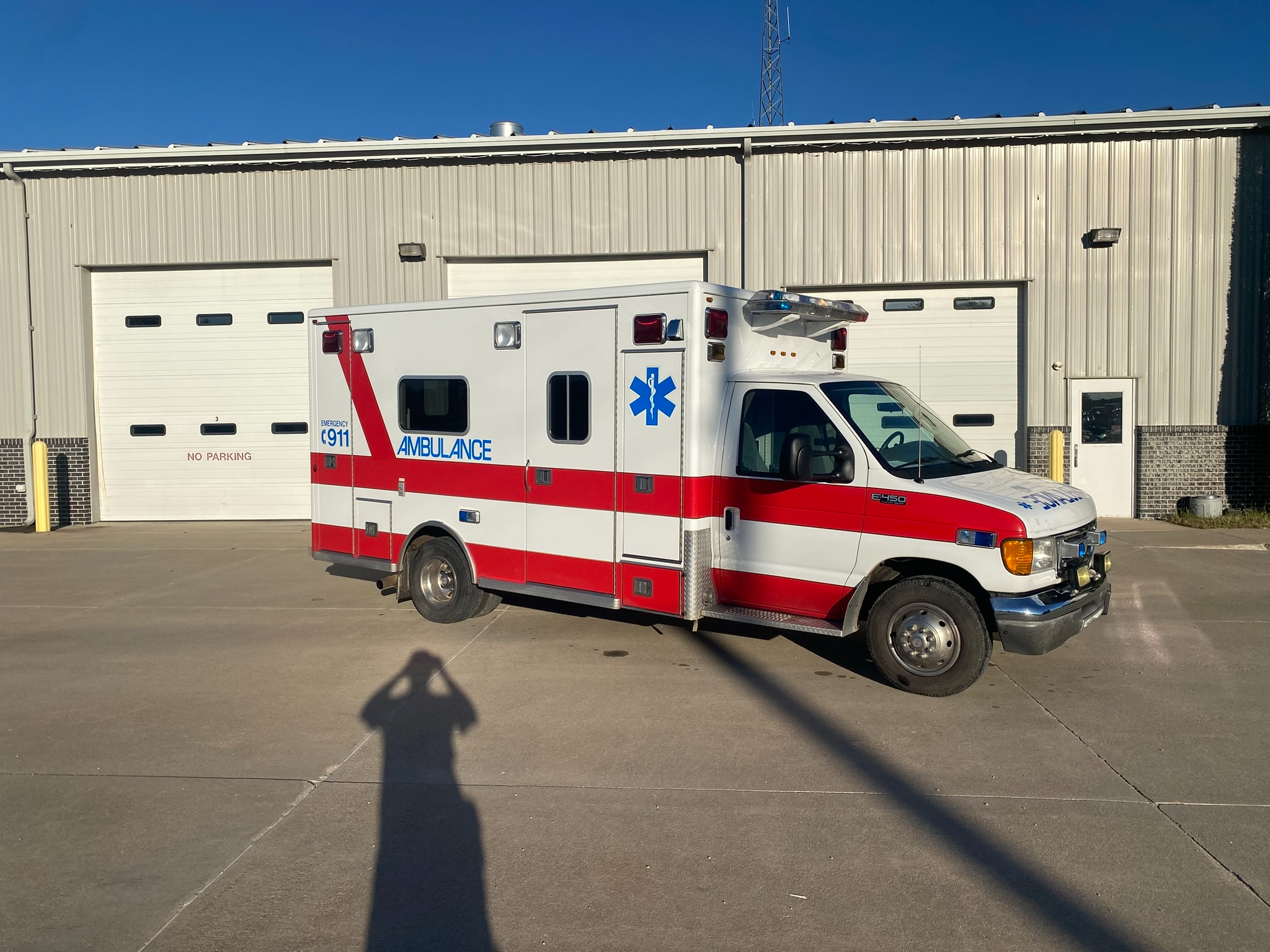 2003 LifeLine Ford Type III Ambulance - image 2