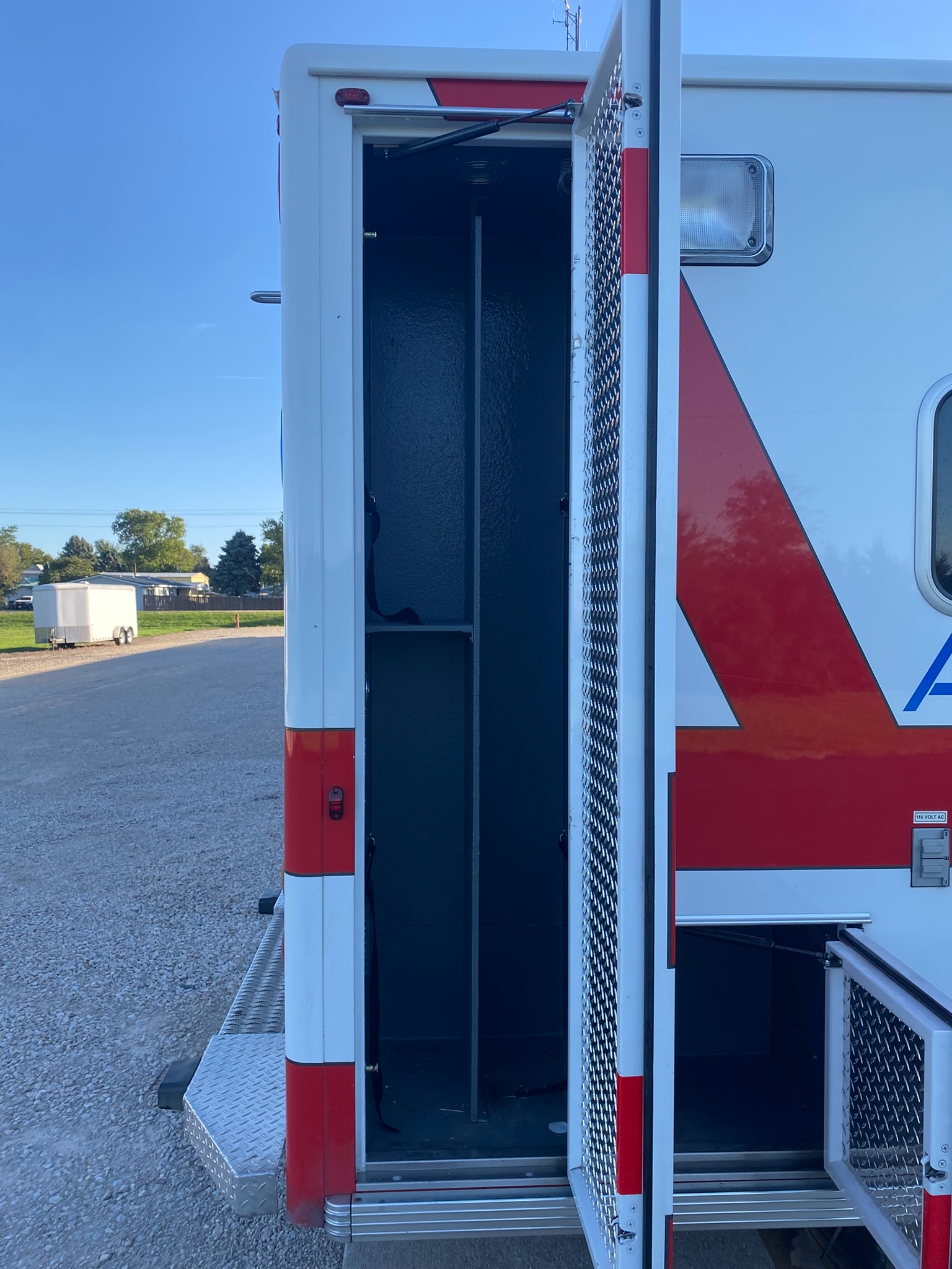 2003 LifeLine Ford Type III Ambulance - image 8