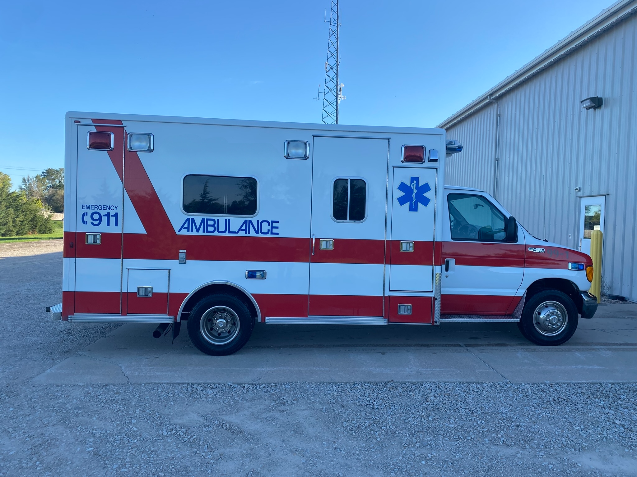 2003 LifeLine Ford Type III Ambulance - image 6