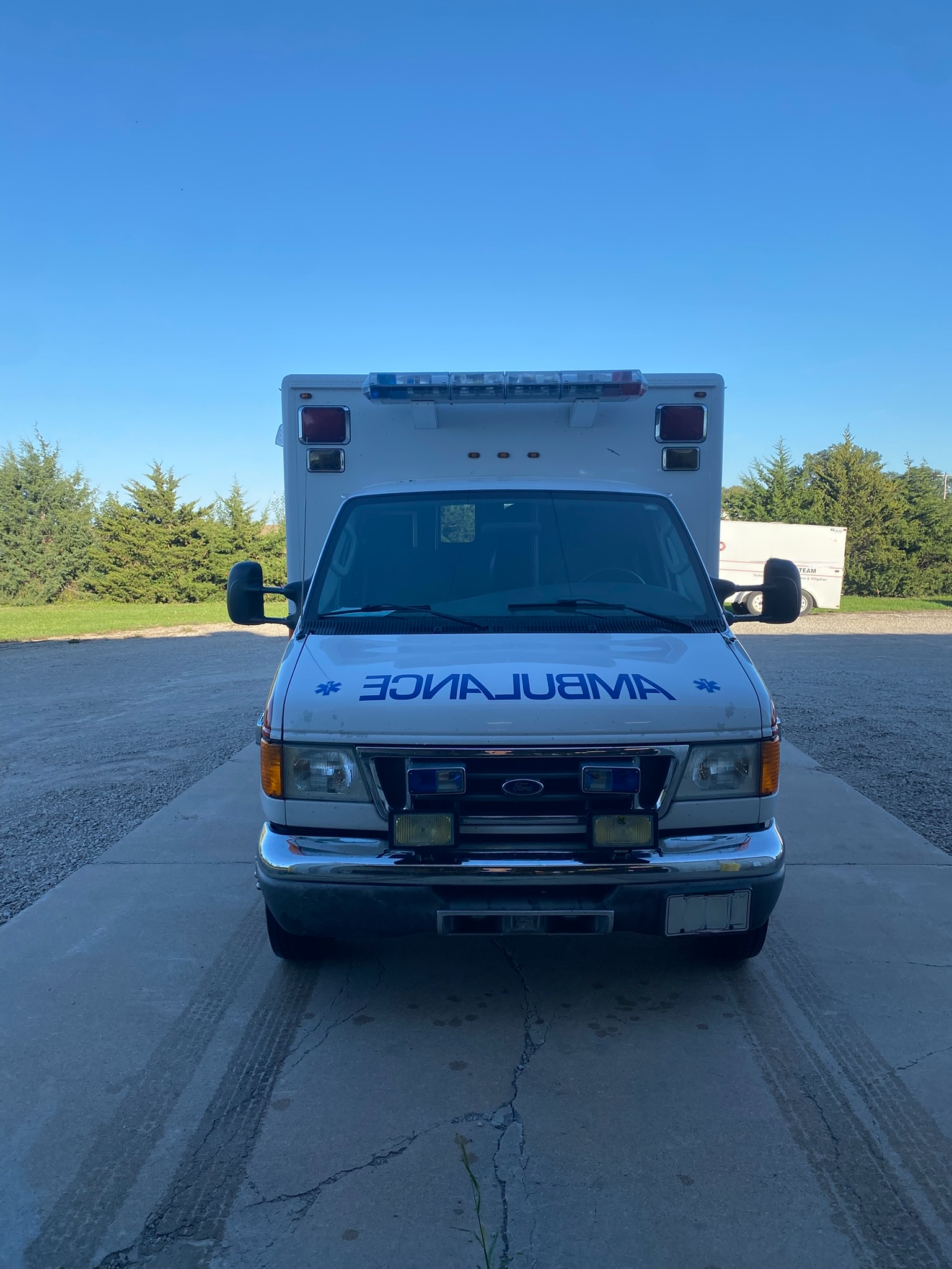 2003 LifeLine Ford Type III Ambulance - image 4