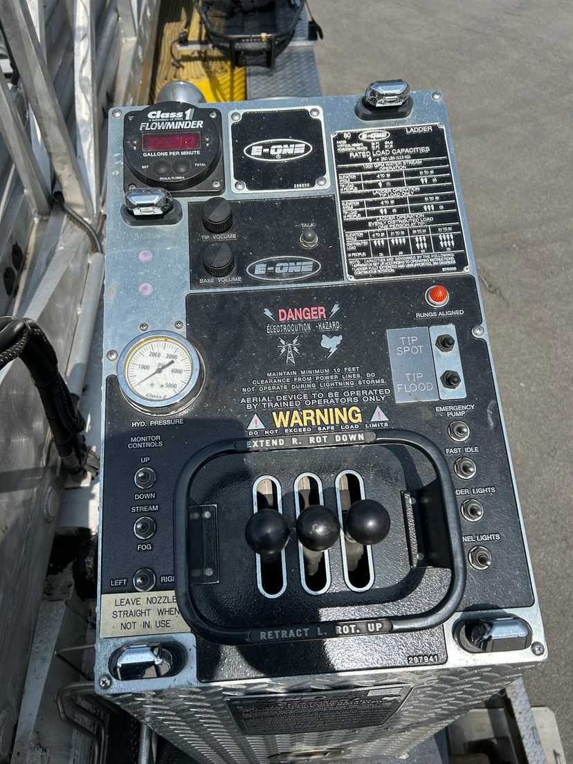 1995 E-One 80' Quint — photo 8