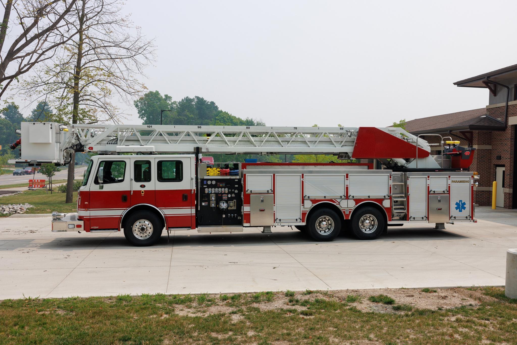 2014 Rosenbauer Cobra 101' Aerial - image 2