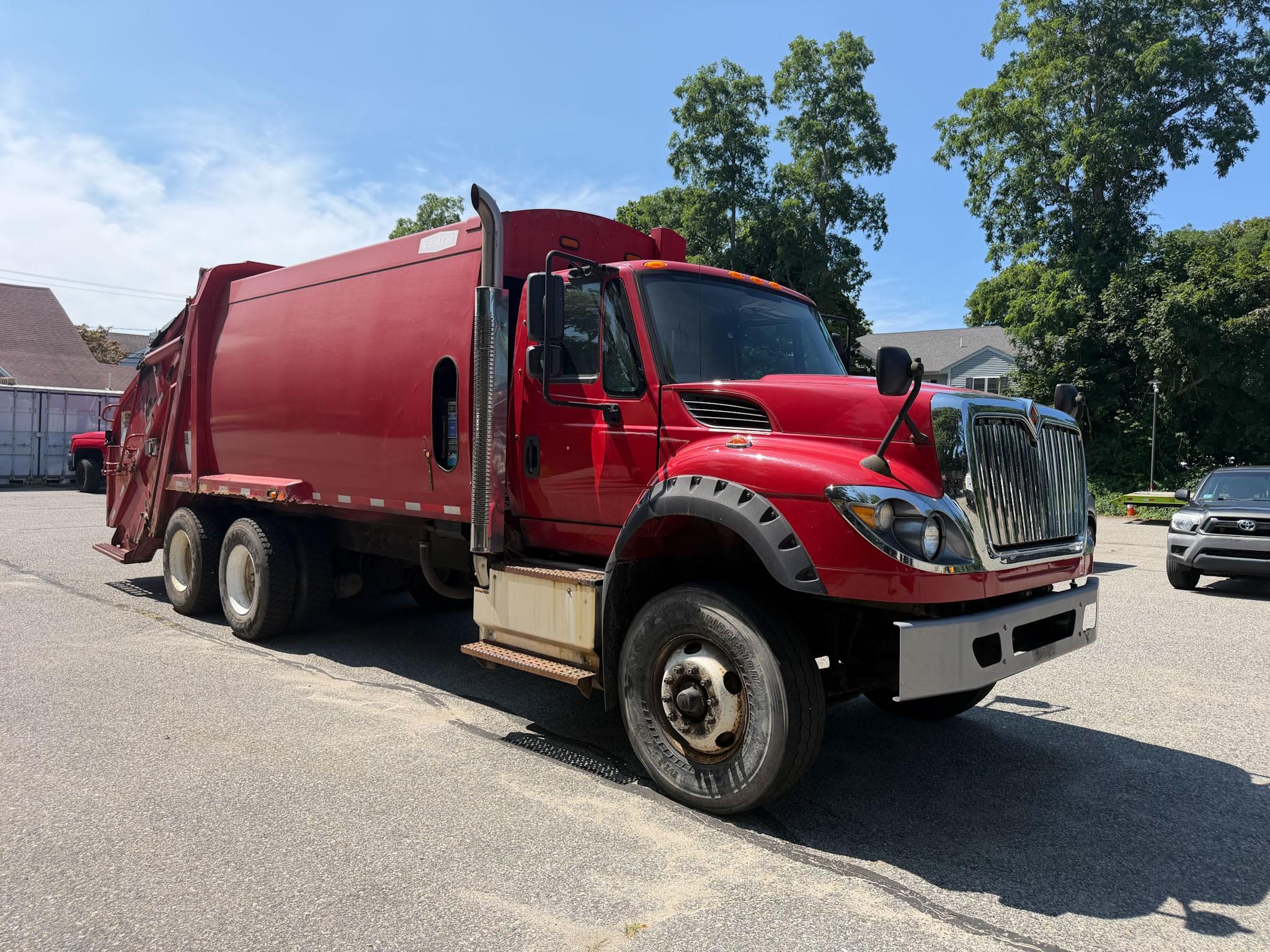 2016 International Labrie Rear Loader - image 2