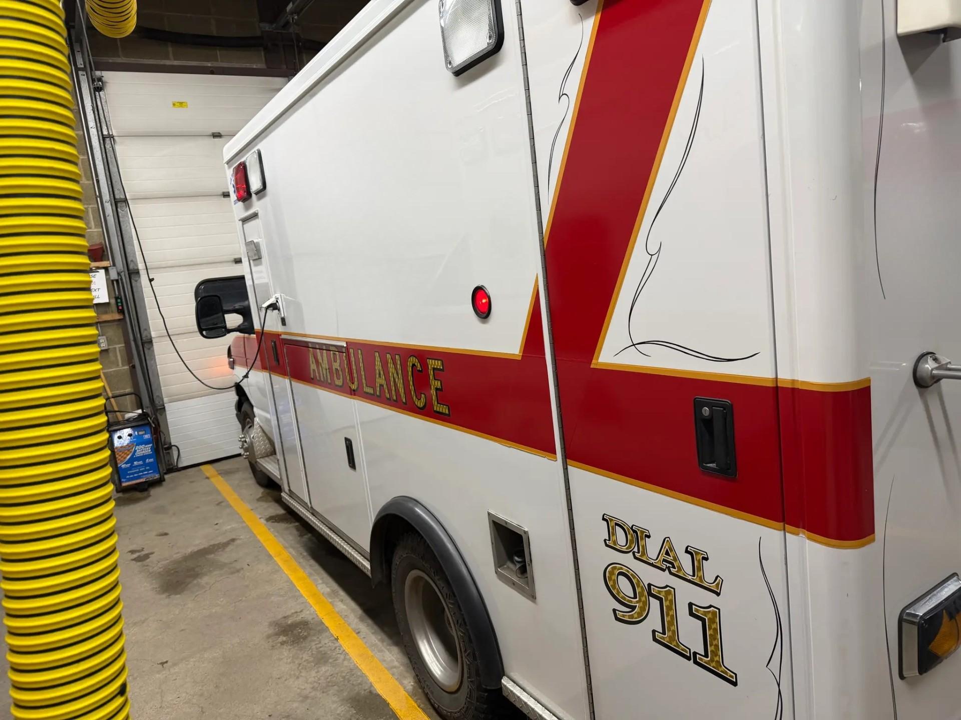 2006 McCoy Miller Ford Type III Ambulance - image 3