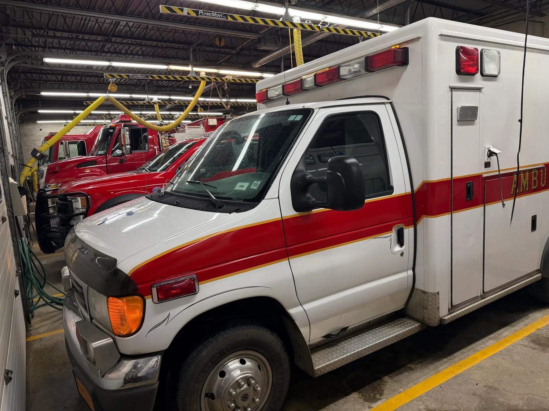 2006 McCoy Miller Ford Type III Ambulance - image 2