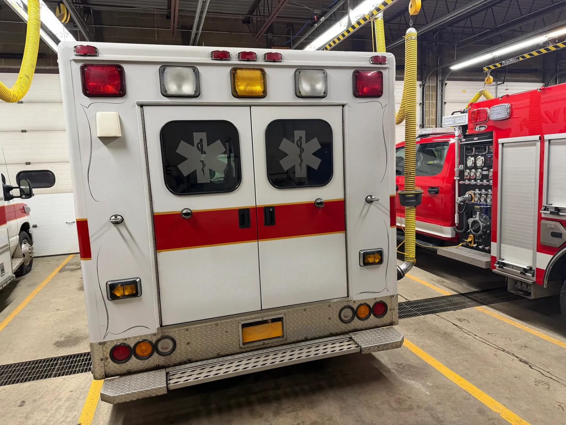 2006 McCoy Miller Ford Type III Ambulance - image 4