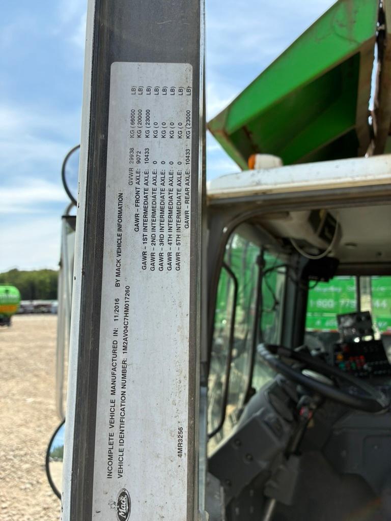 2017 Mack Heil Front Loader - image 22