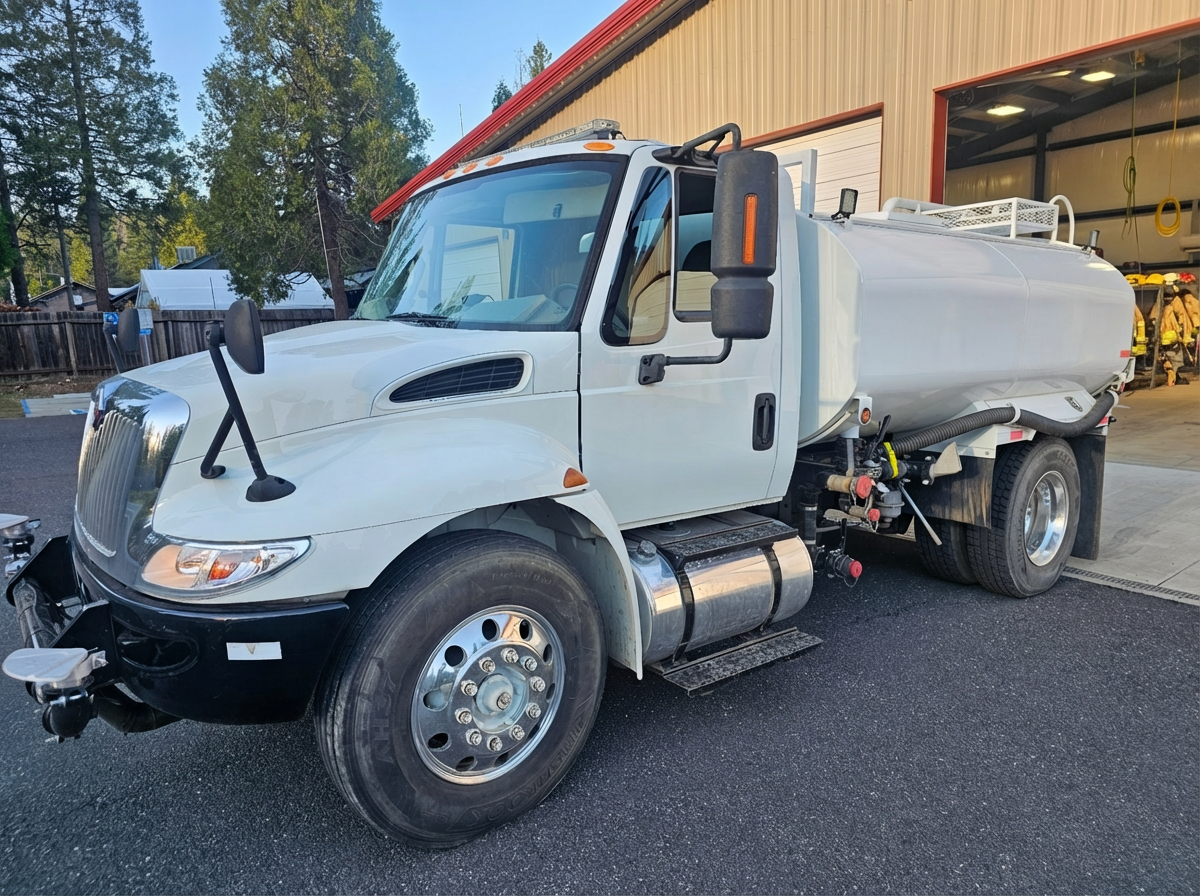 2015 International 4300 Tanker - image 4