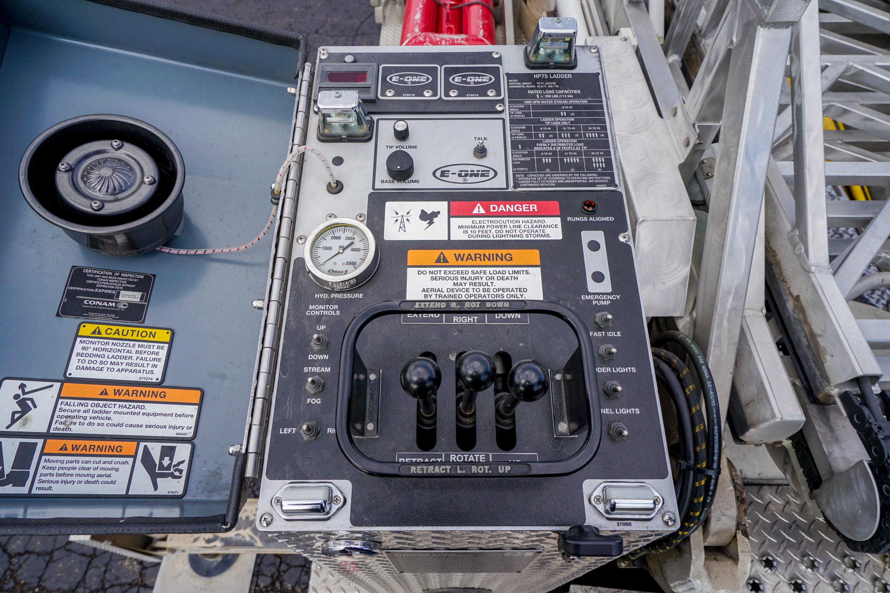 2006 E-One Typhoon 75' Quint - image 34