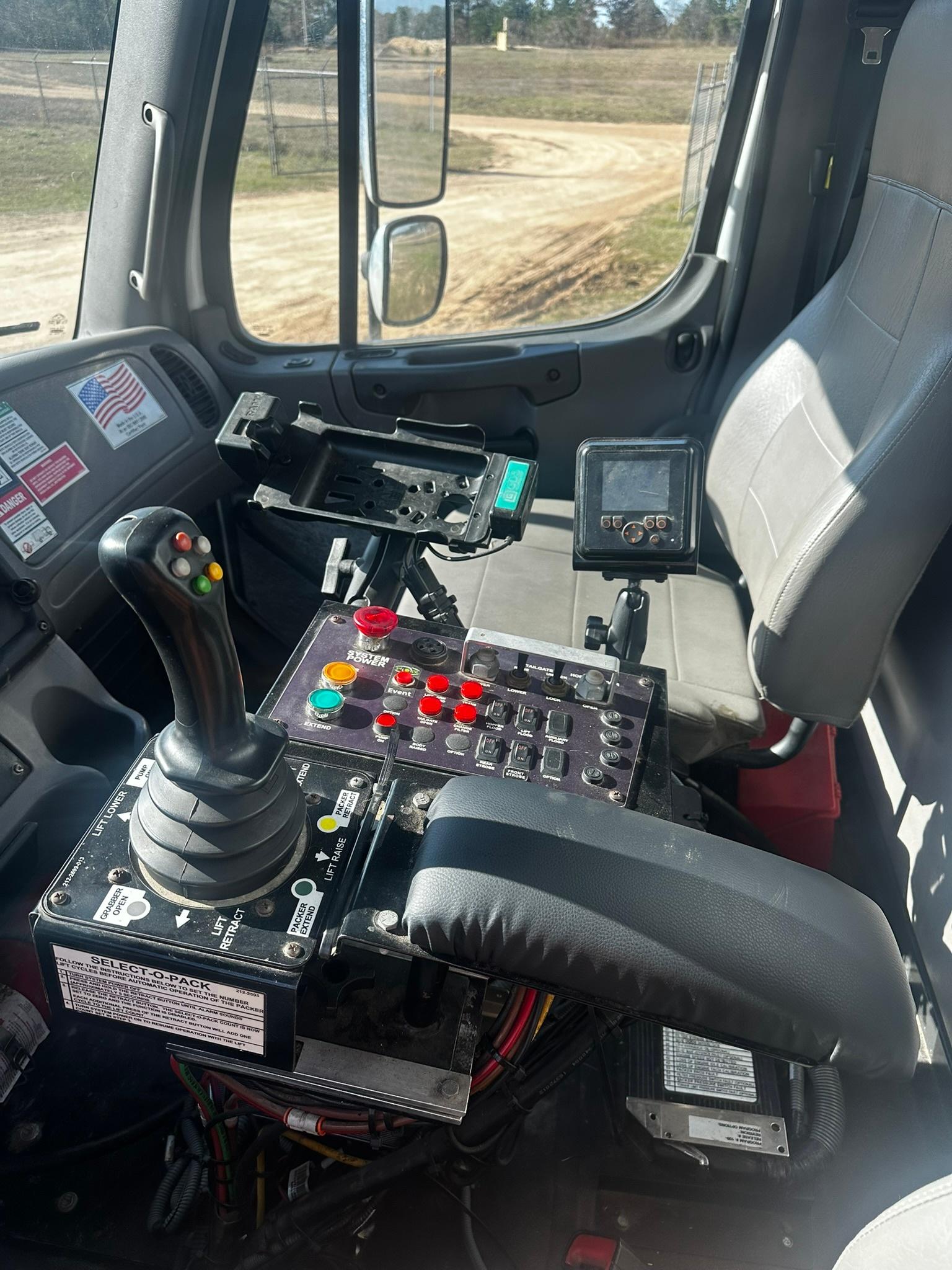 2018 Freightliner Heil Side Loader - image 11