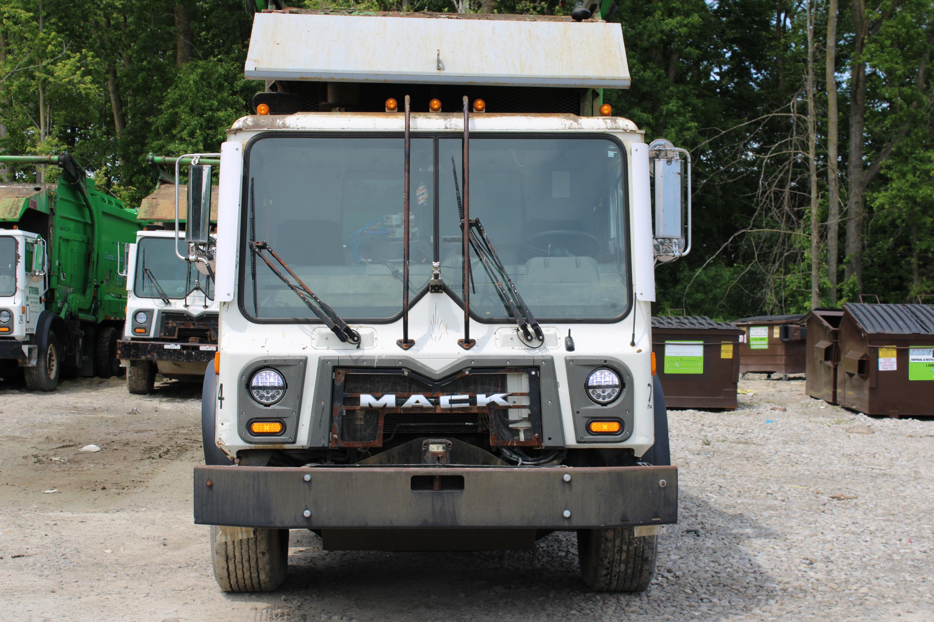 2017 Mack Heil Front Loader - image 9