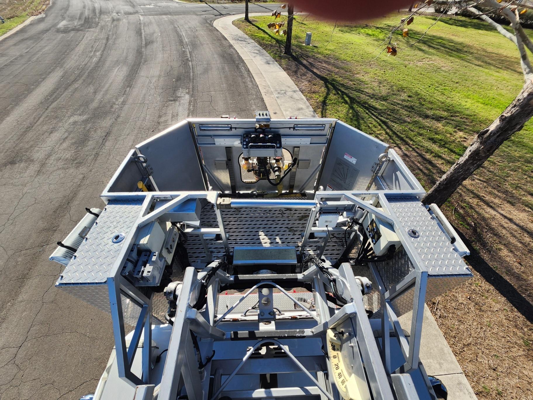 2014 Spartan Gladiator 100' Quint - image 37