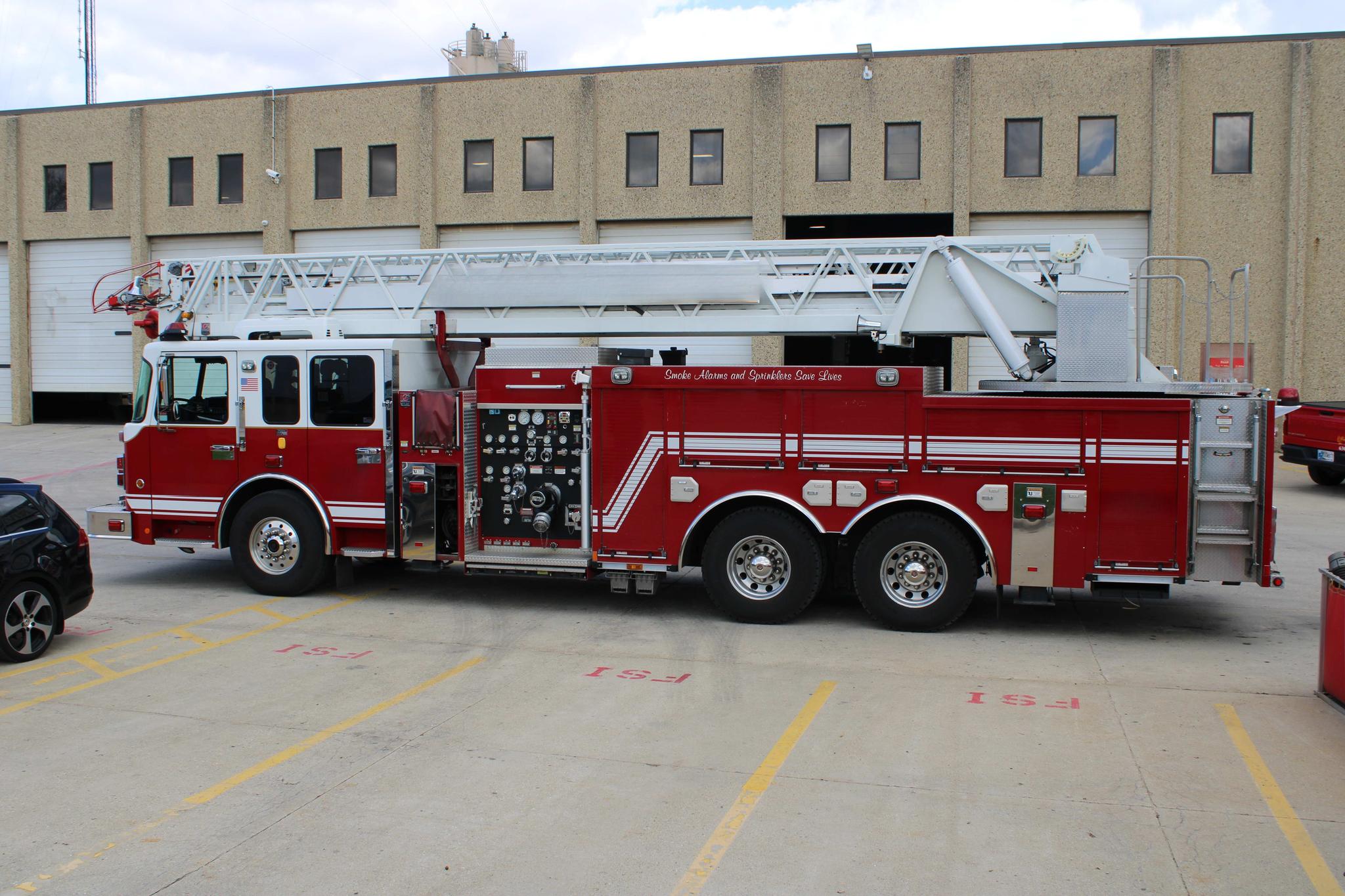 2013 Spartan Sirius MFD 105' Quint - image 2