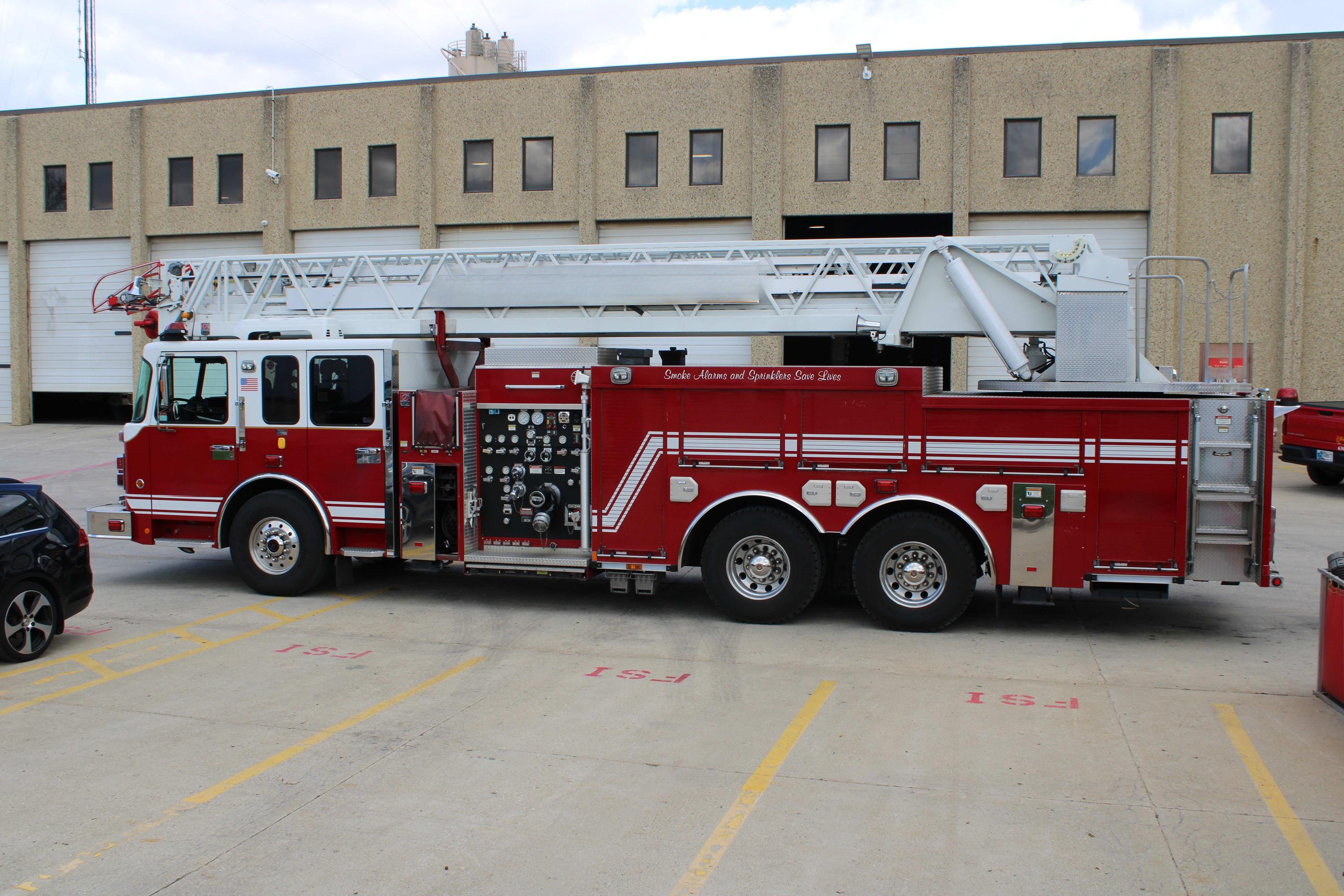 2013 Spartan Sirius MFD 105' Quint - image 2