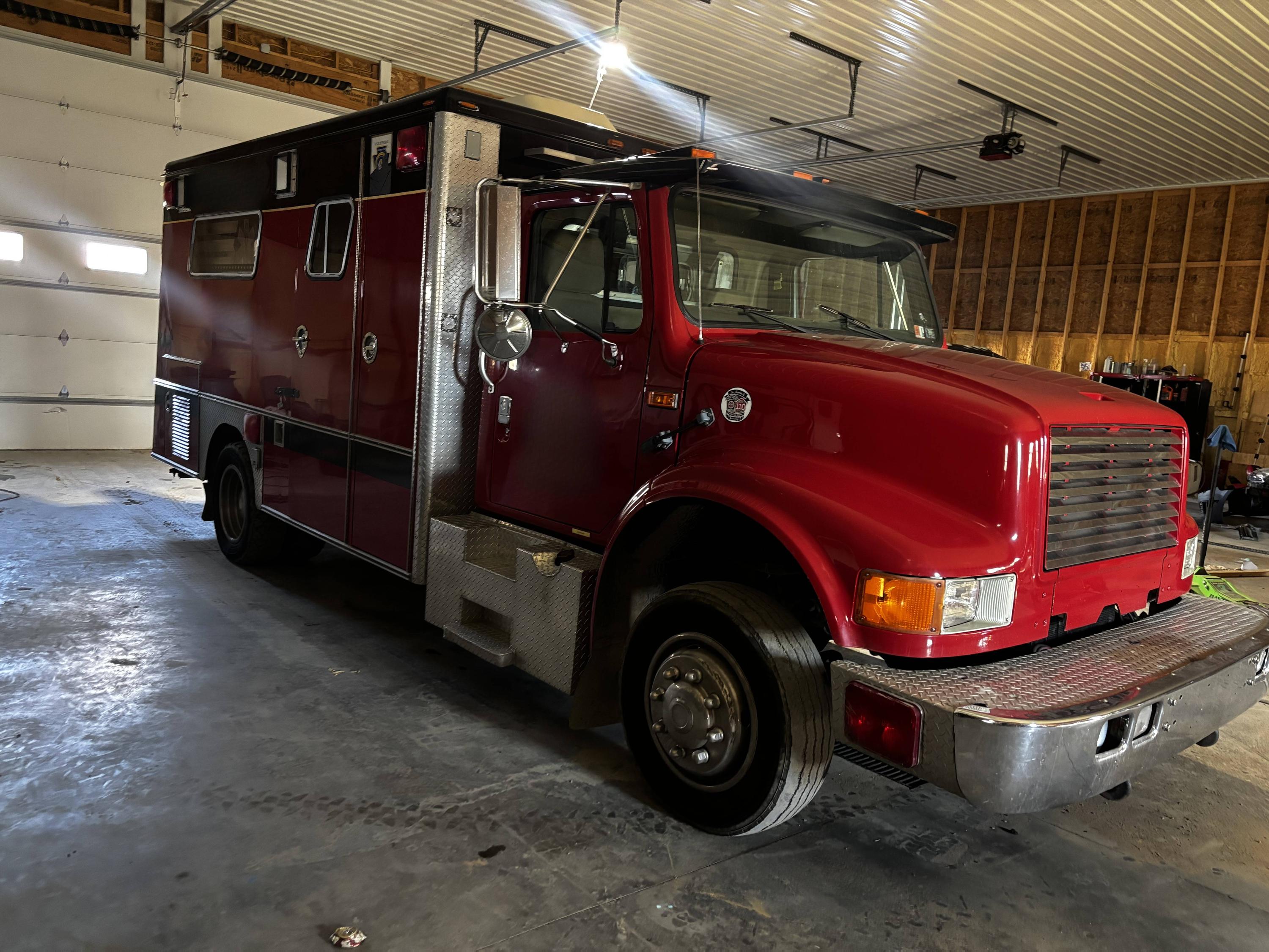1991 International Type I Ambulance - image 1