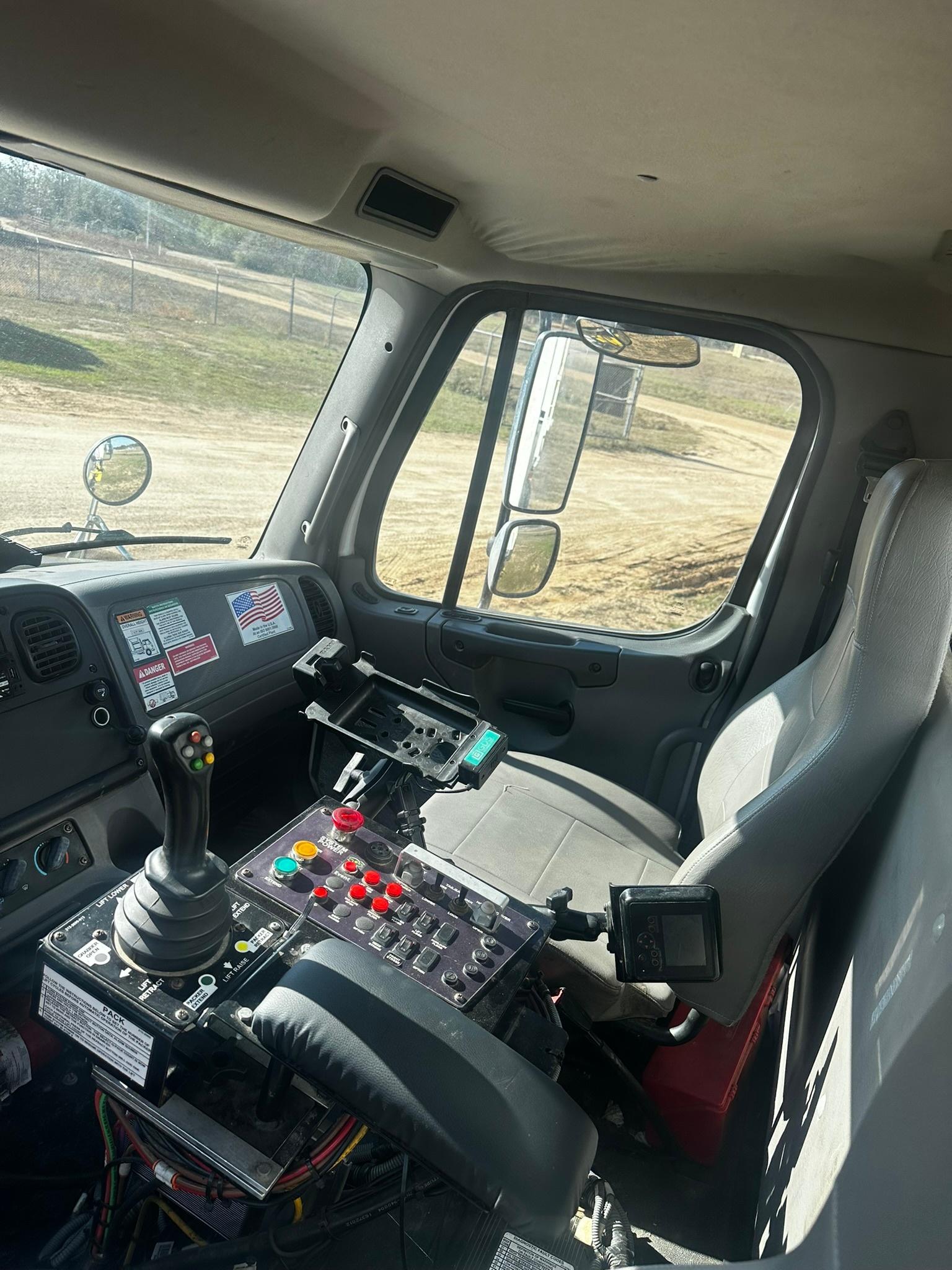 2018 Freightliner Heil Side Loader - image 10