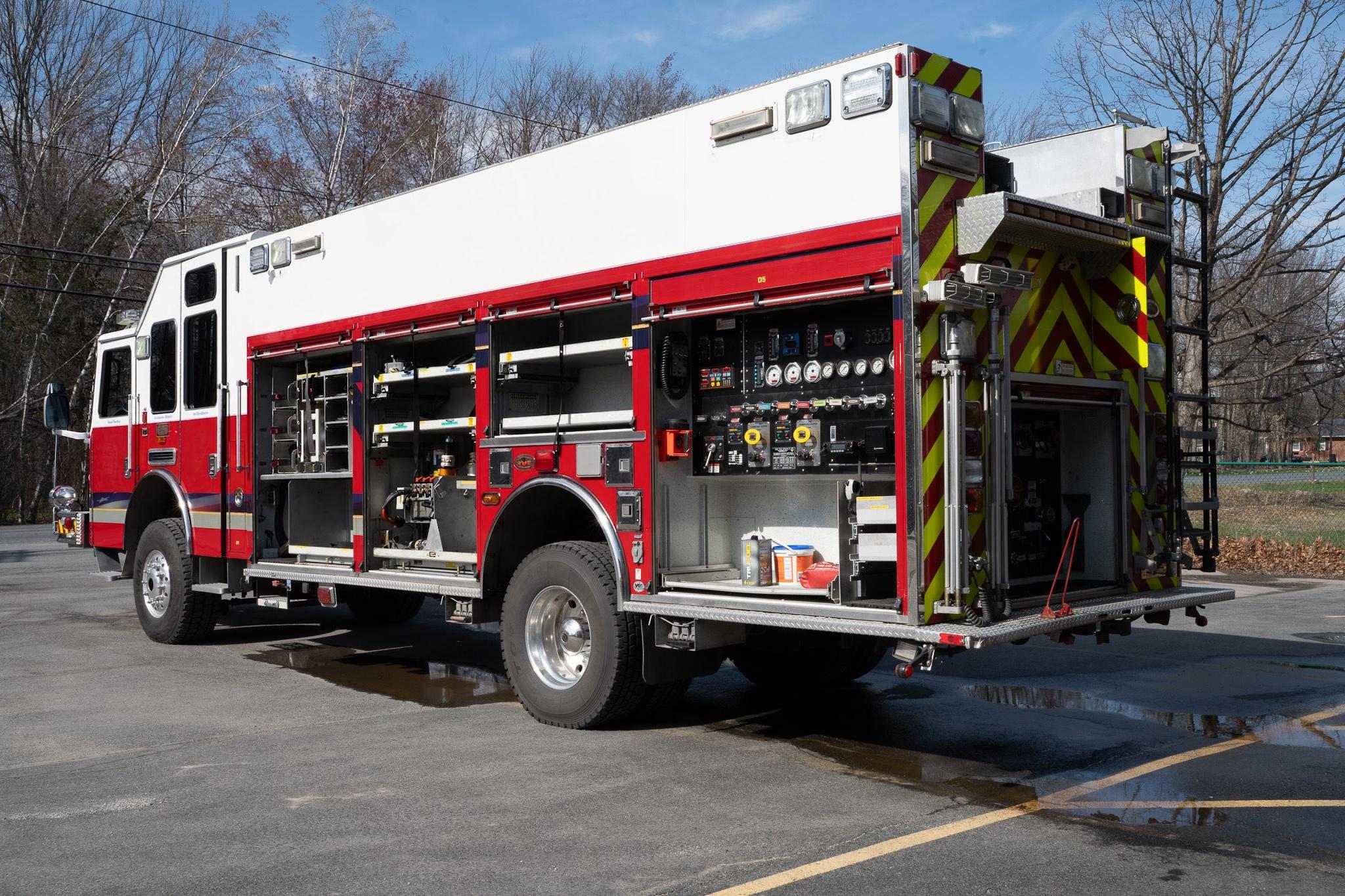 2009 KME Predator 4x4 Heavy Rescue - image 11