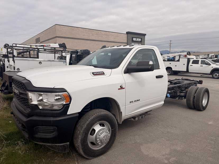2022 Ram 3500 Regular Cab DRW 4x4 Cab Chassis — photo 5
