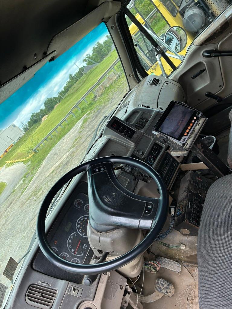 2005 Sterling McNeilus Rear Loader - image 11